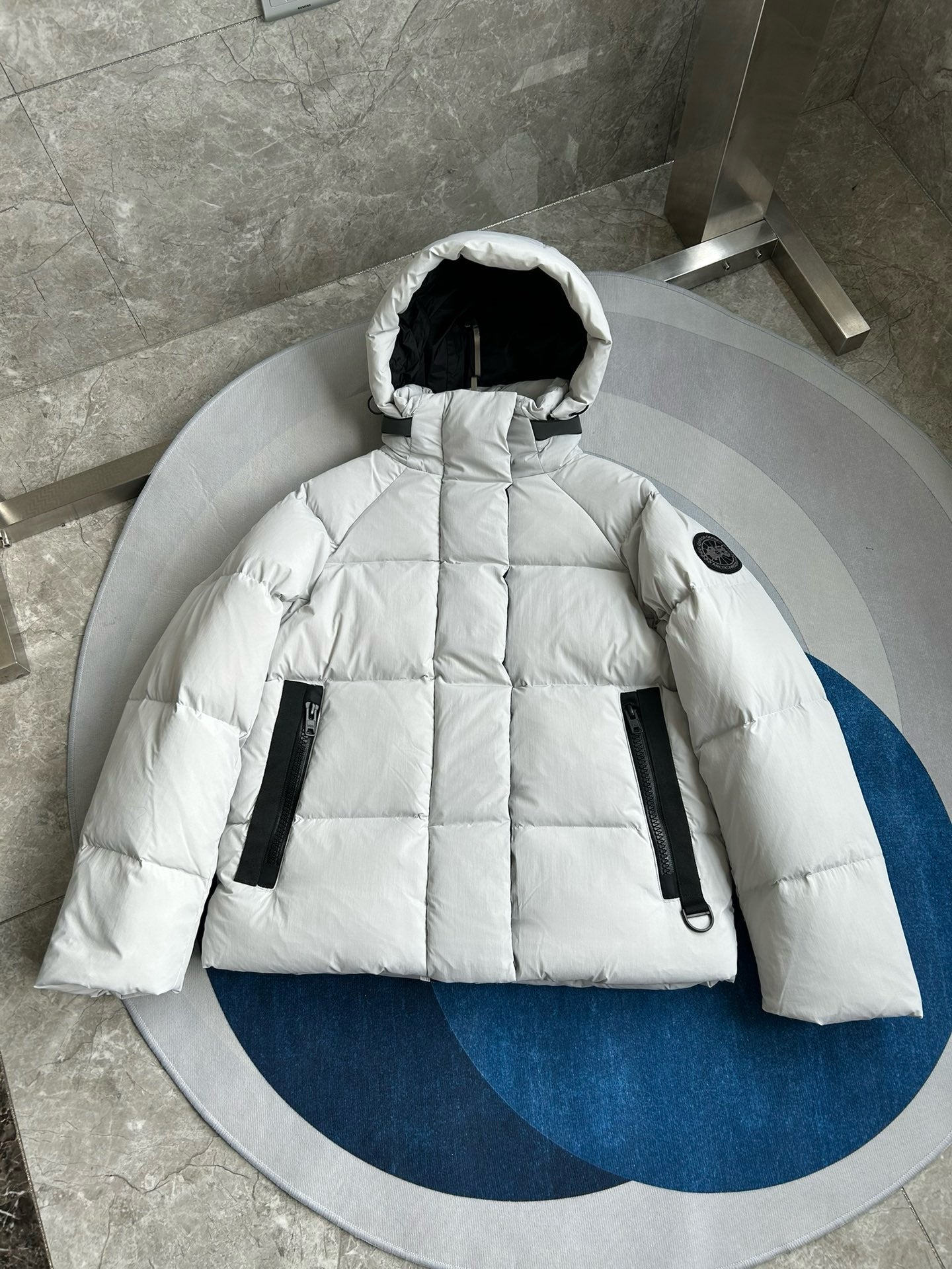 Schwarze, grüne und weiße Jacke