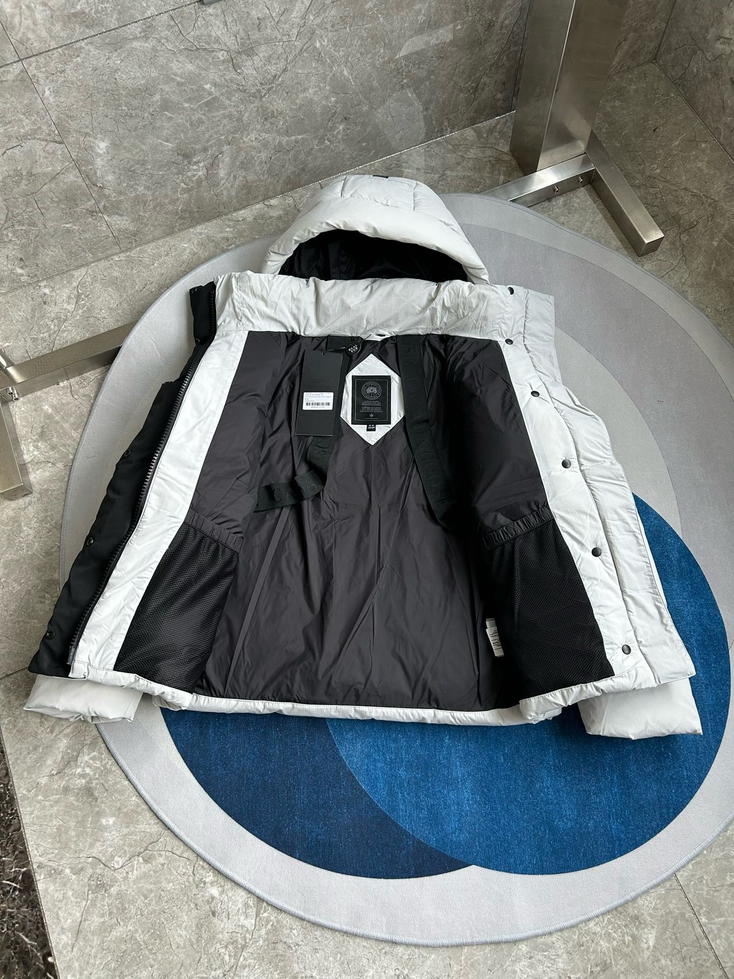 Schwarze, grüne und weiße Jacke