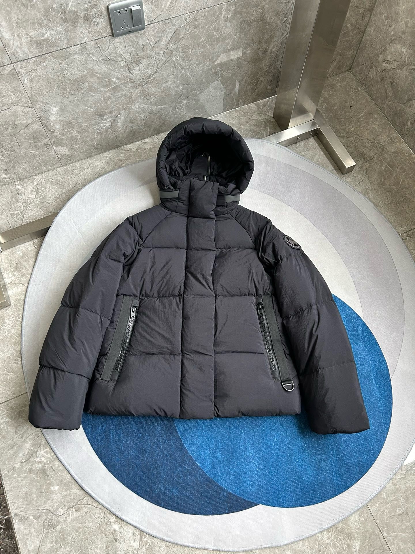 Schwarze, grüne und weiße Jacke