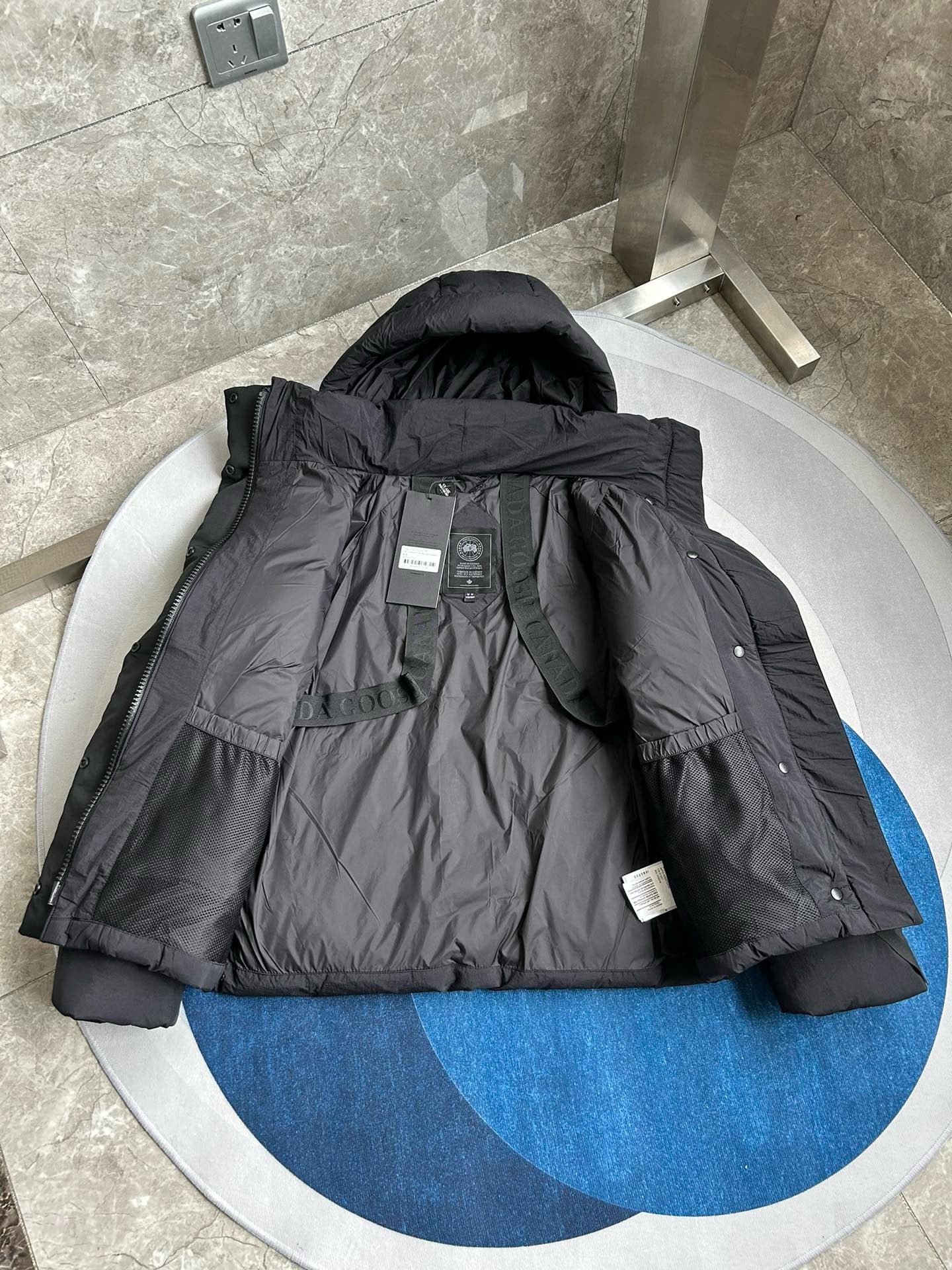 Schwarze, grüne und weiße Jacke