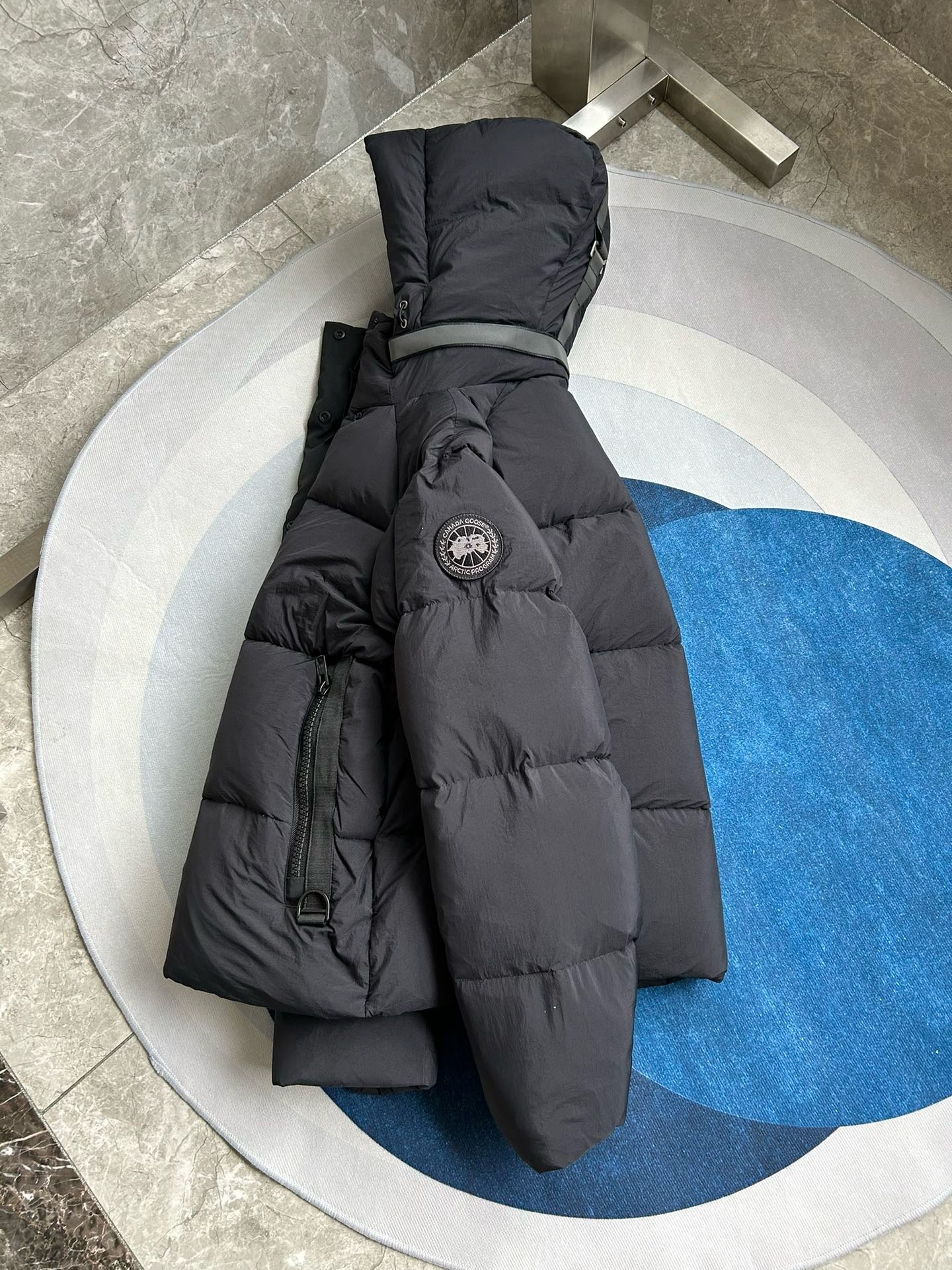 Schwarze, grüne und weiße Jacke