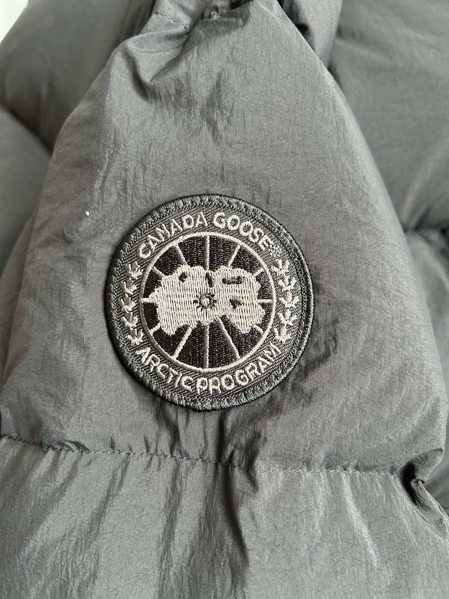 Schwarze, grüne und weiße Jacke
