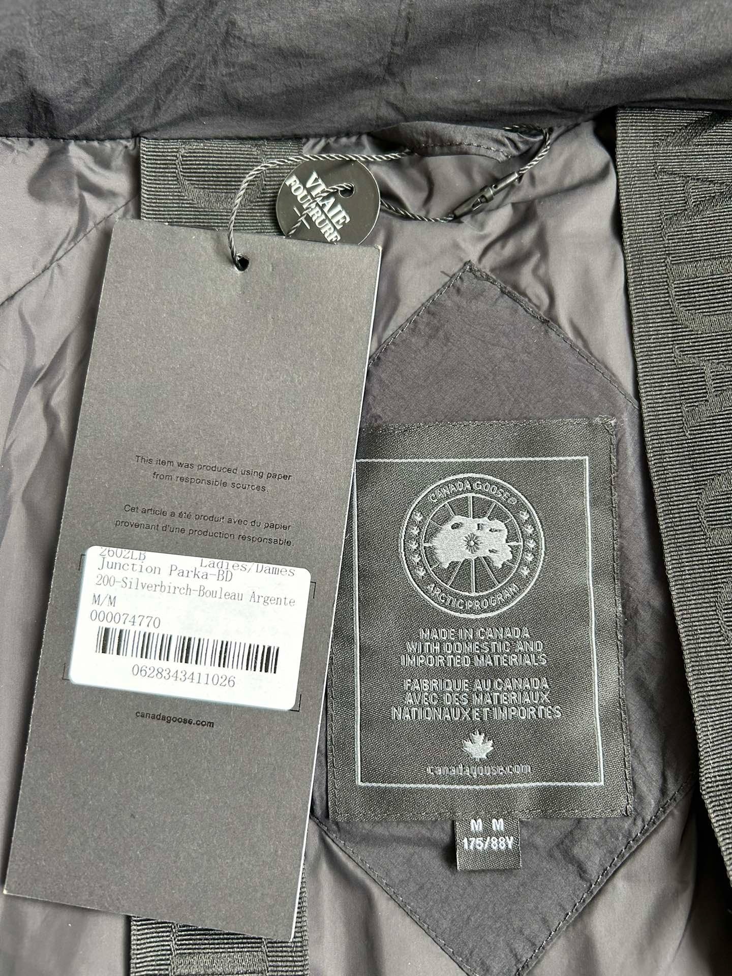 Schwarze, grüne und weiße Jacke