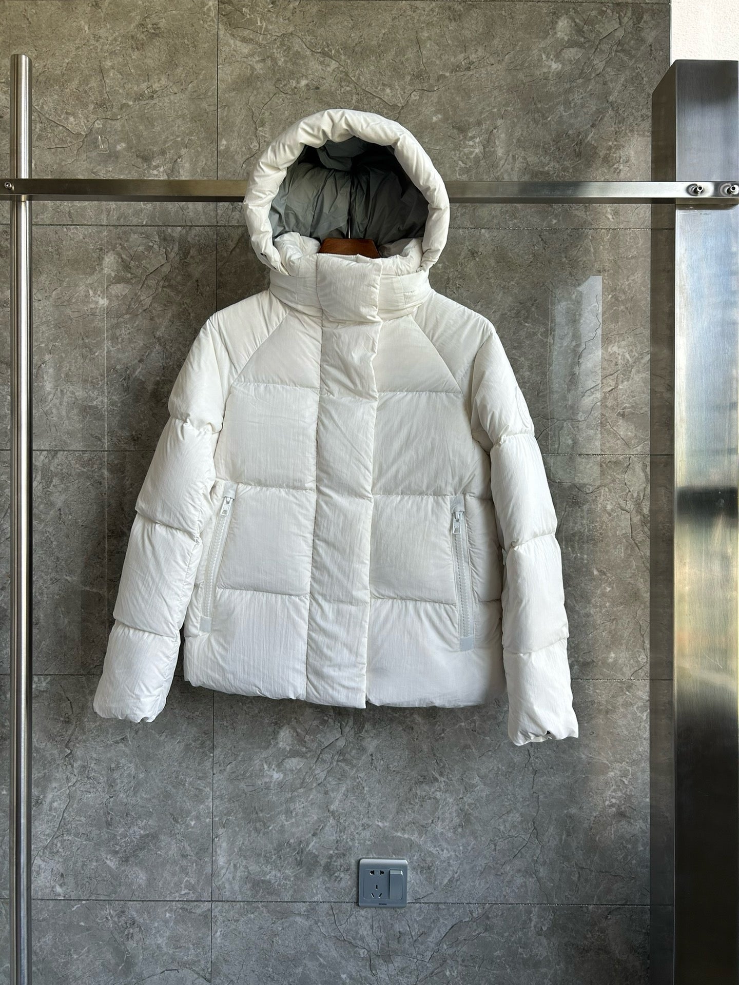 Weiße, khakifarbene, hellrosa und graue Jacke