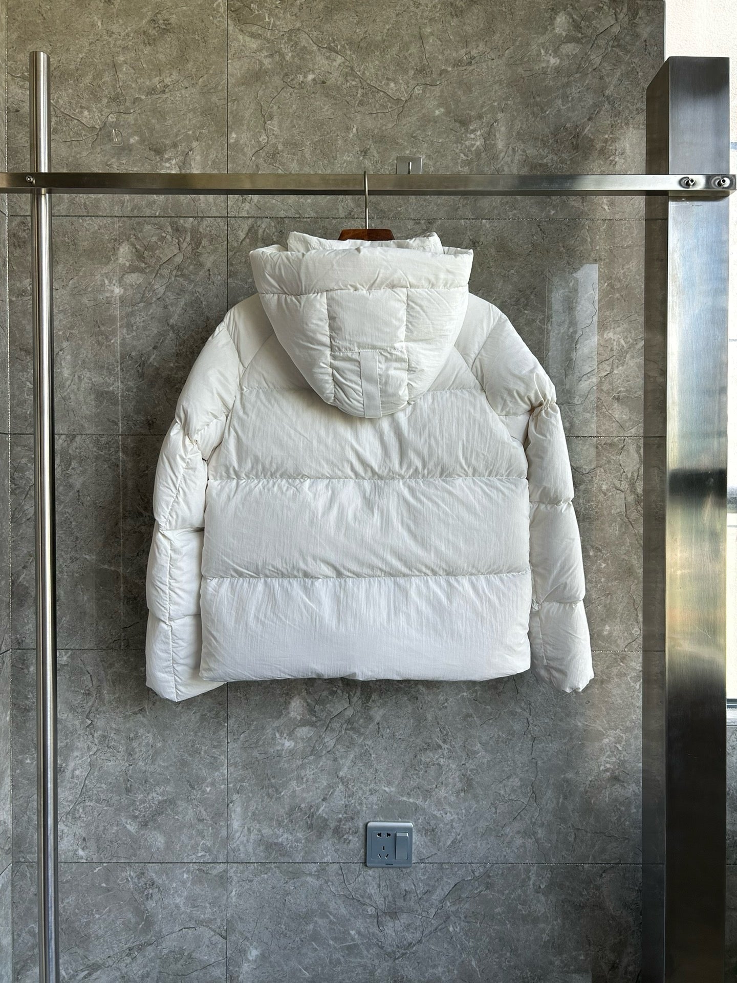 Weiße, khakifarbene, hellrosa und graue Jacke