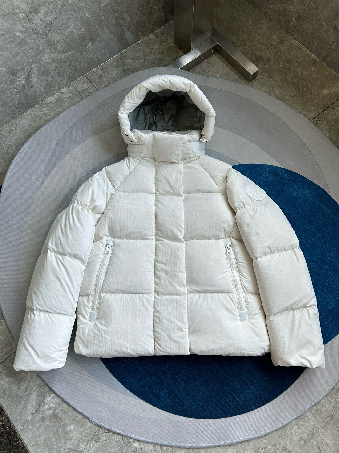 Weiße, khakifarbene, hellrosa und graue Jacke