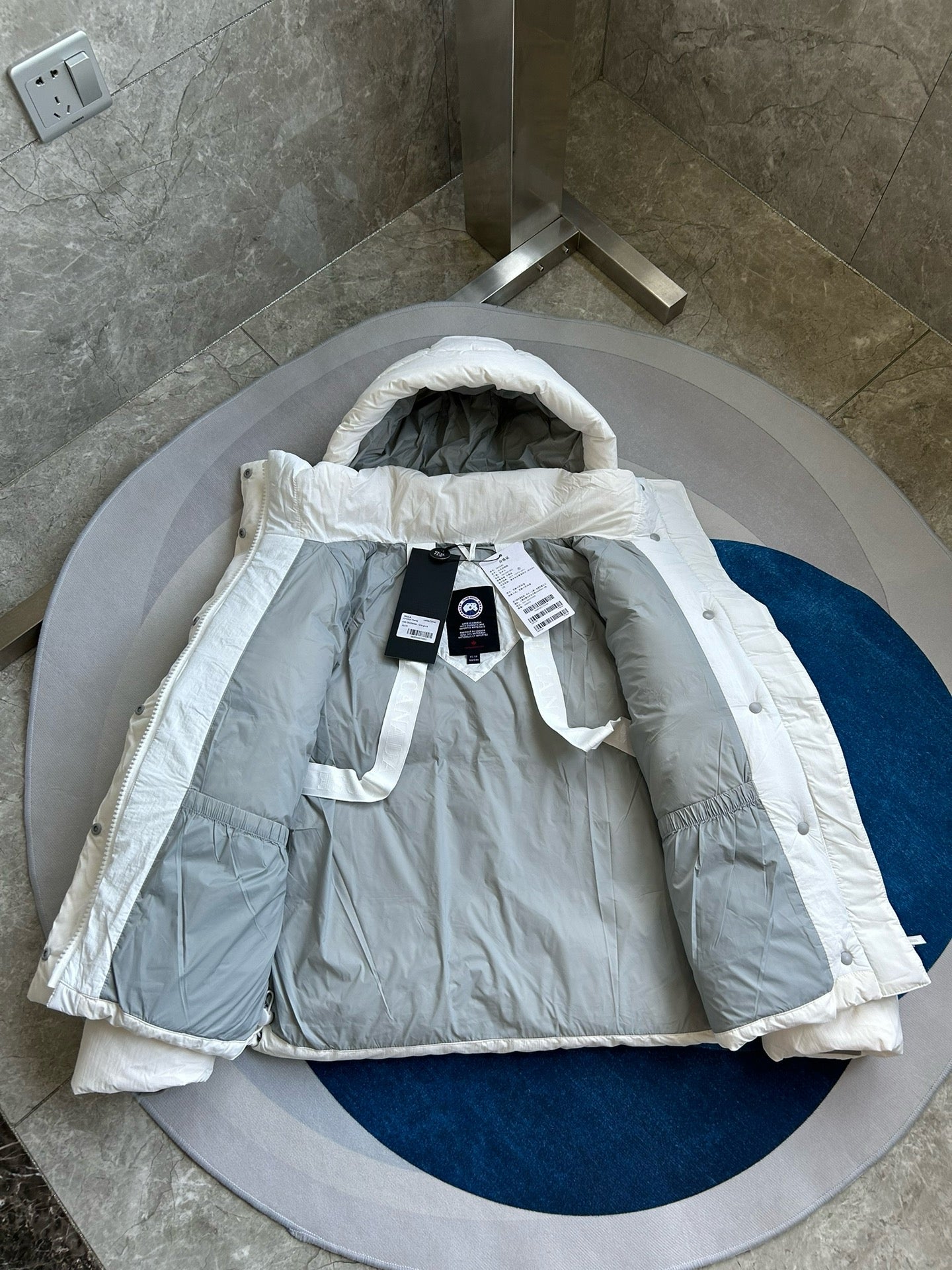 Weiße, khakifarbene, hellrosa und graue Jacke