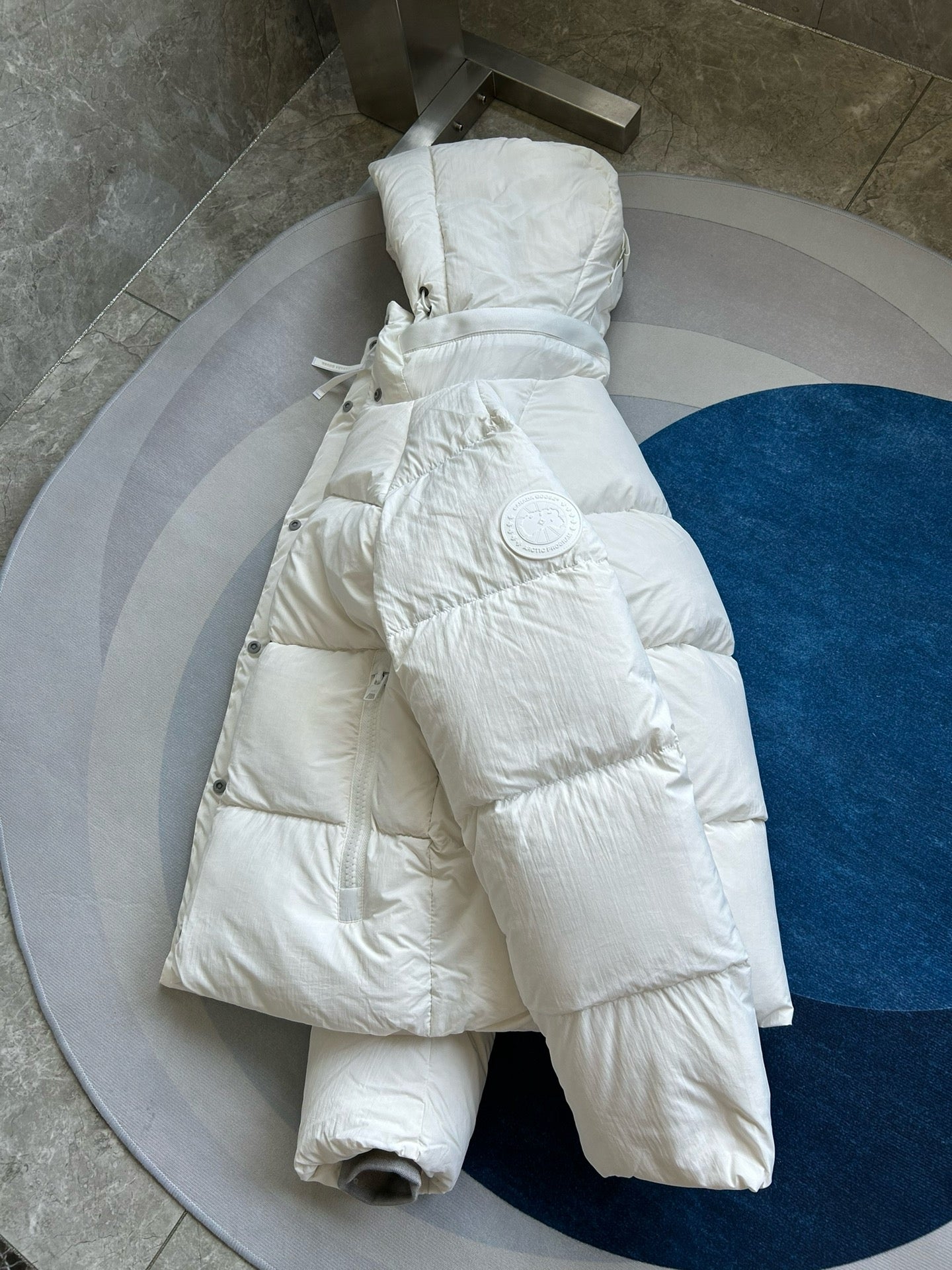 Weiße, khakifarbene, hellrosa und graue Jacke