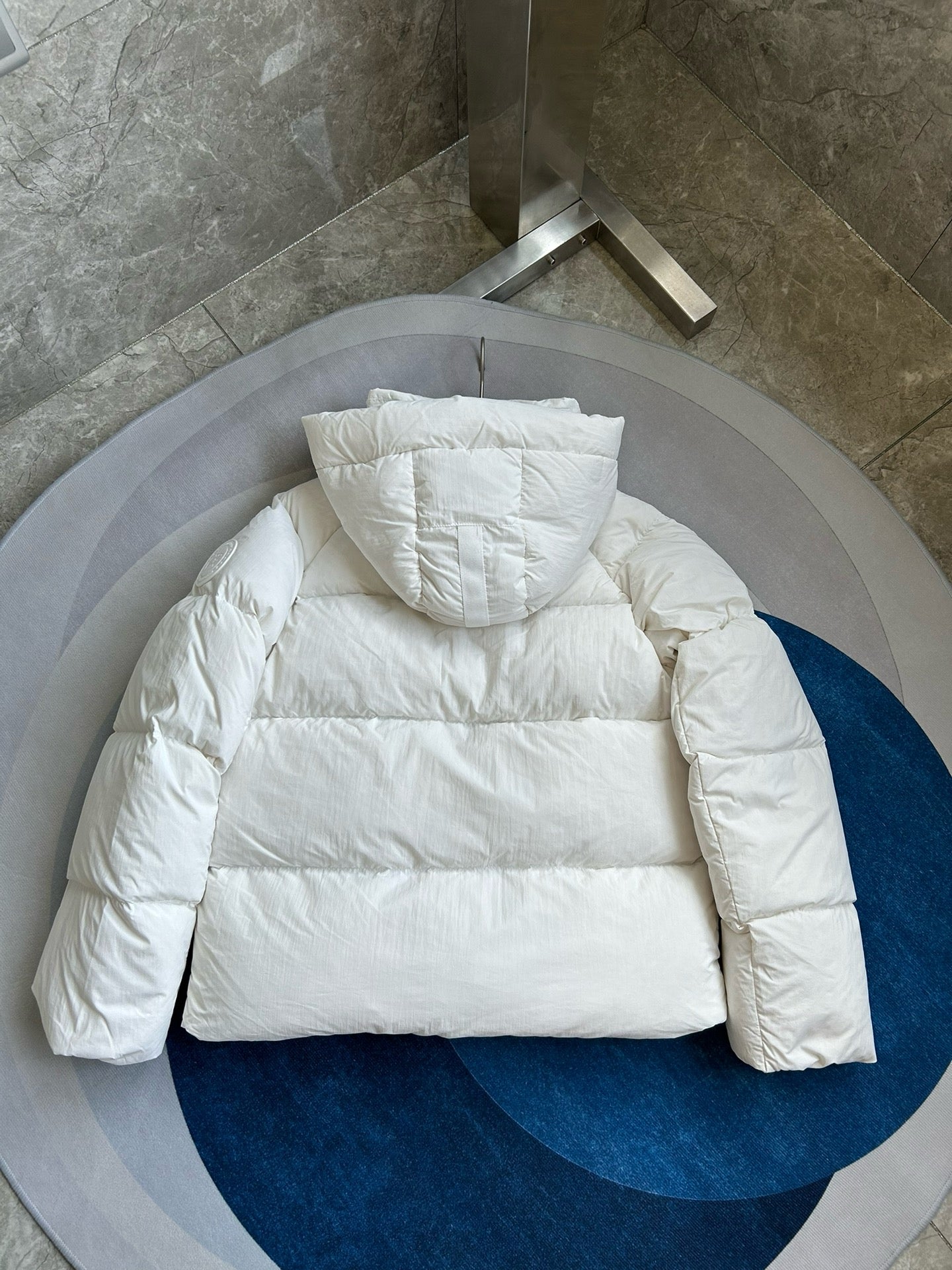 Weiße, khakifarbene, hellrosa und graue Jacke