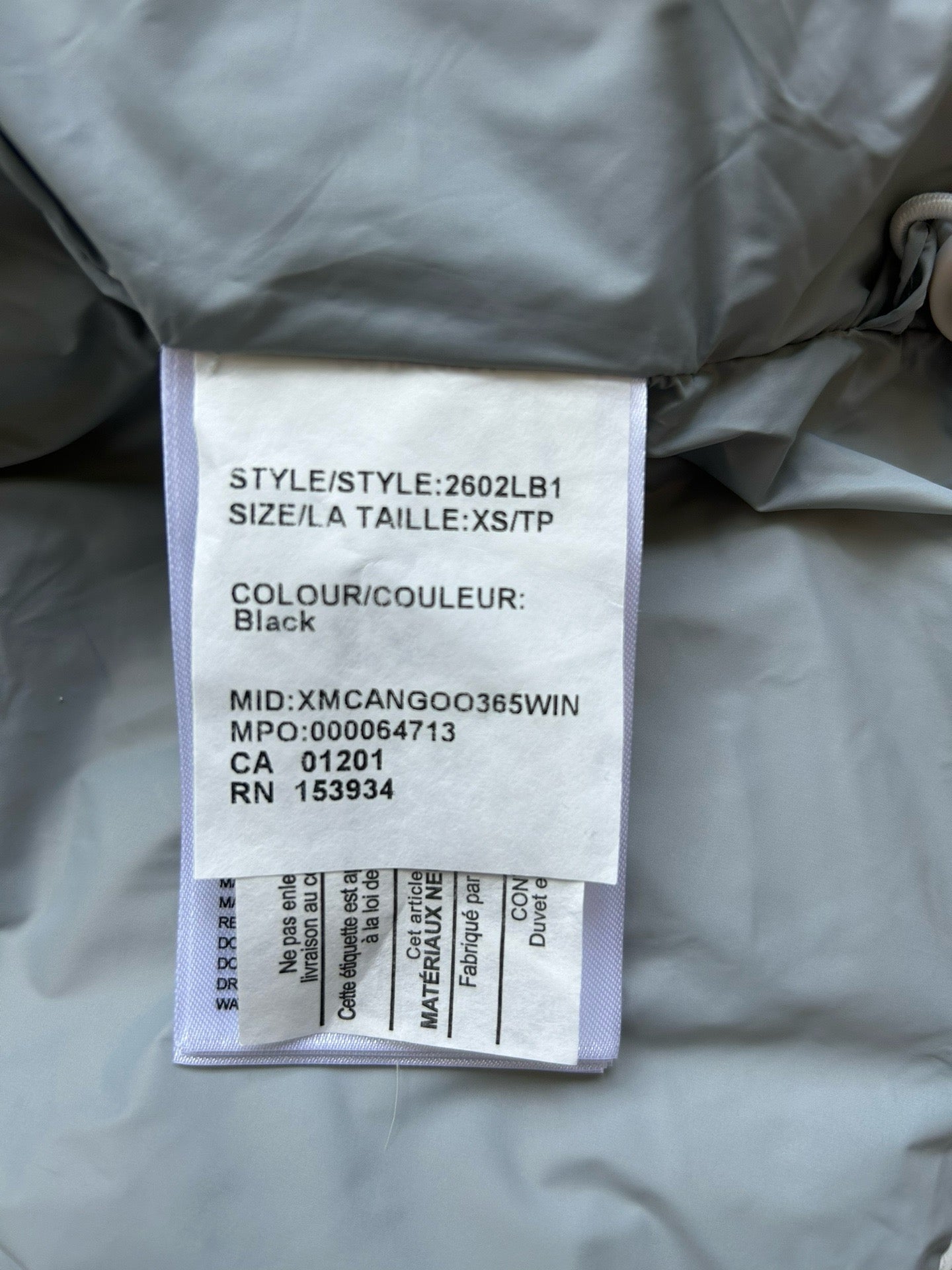 Weiße, khakifarbene, hellrosa und graue Jacke