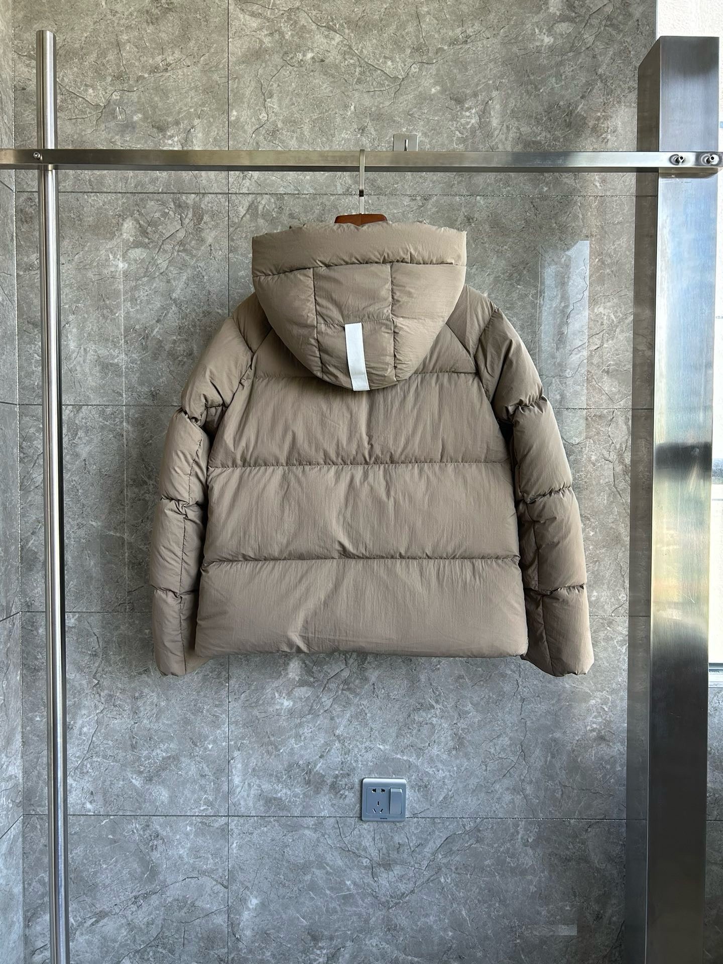 Weiße, khakifarbene, hellrosa und graue Jacke