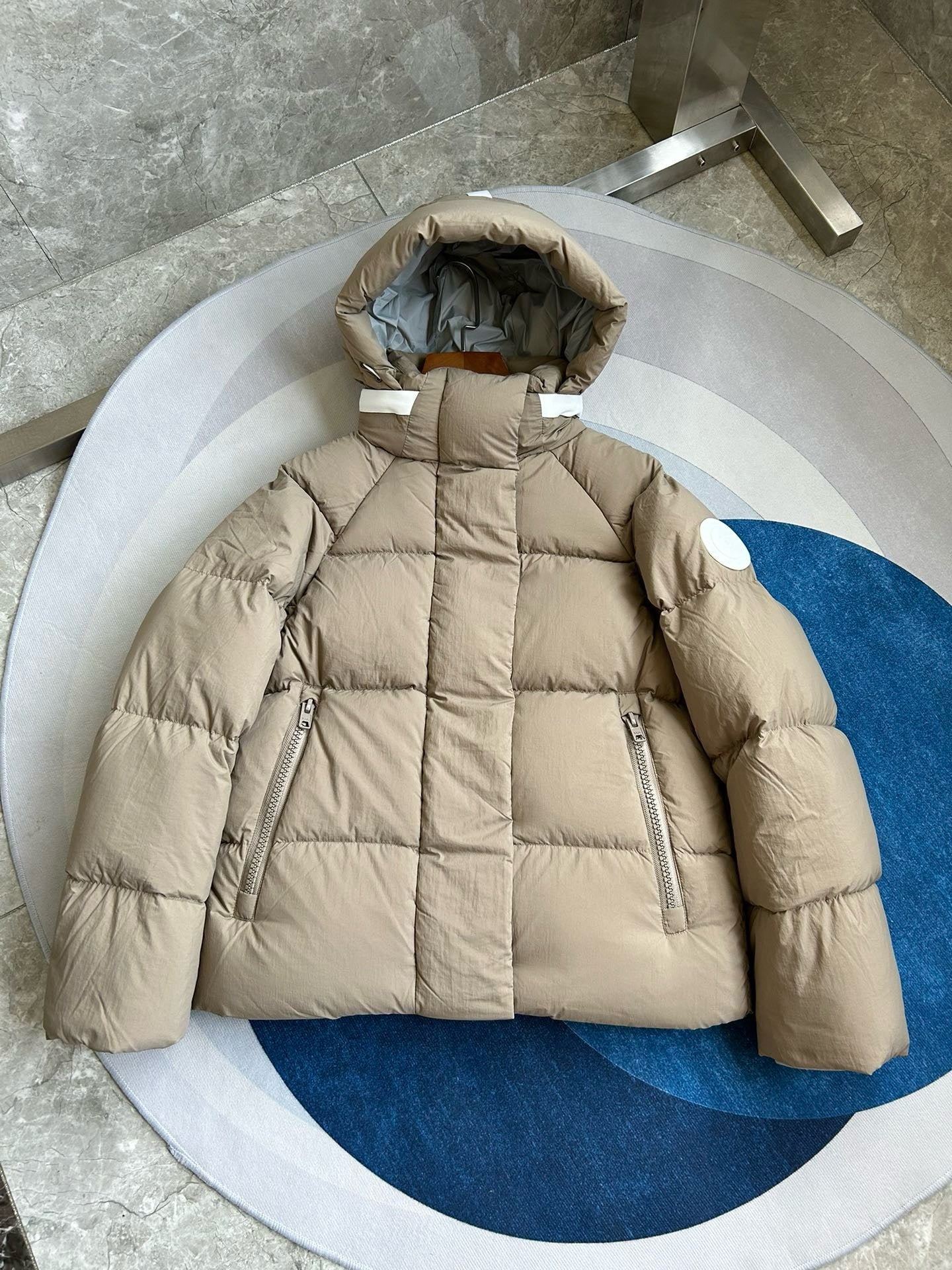 Weiße, khakifarbene, hellrosa und graue Jacke