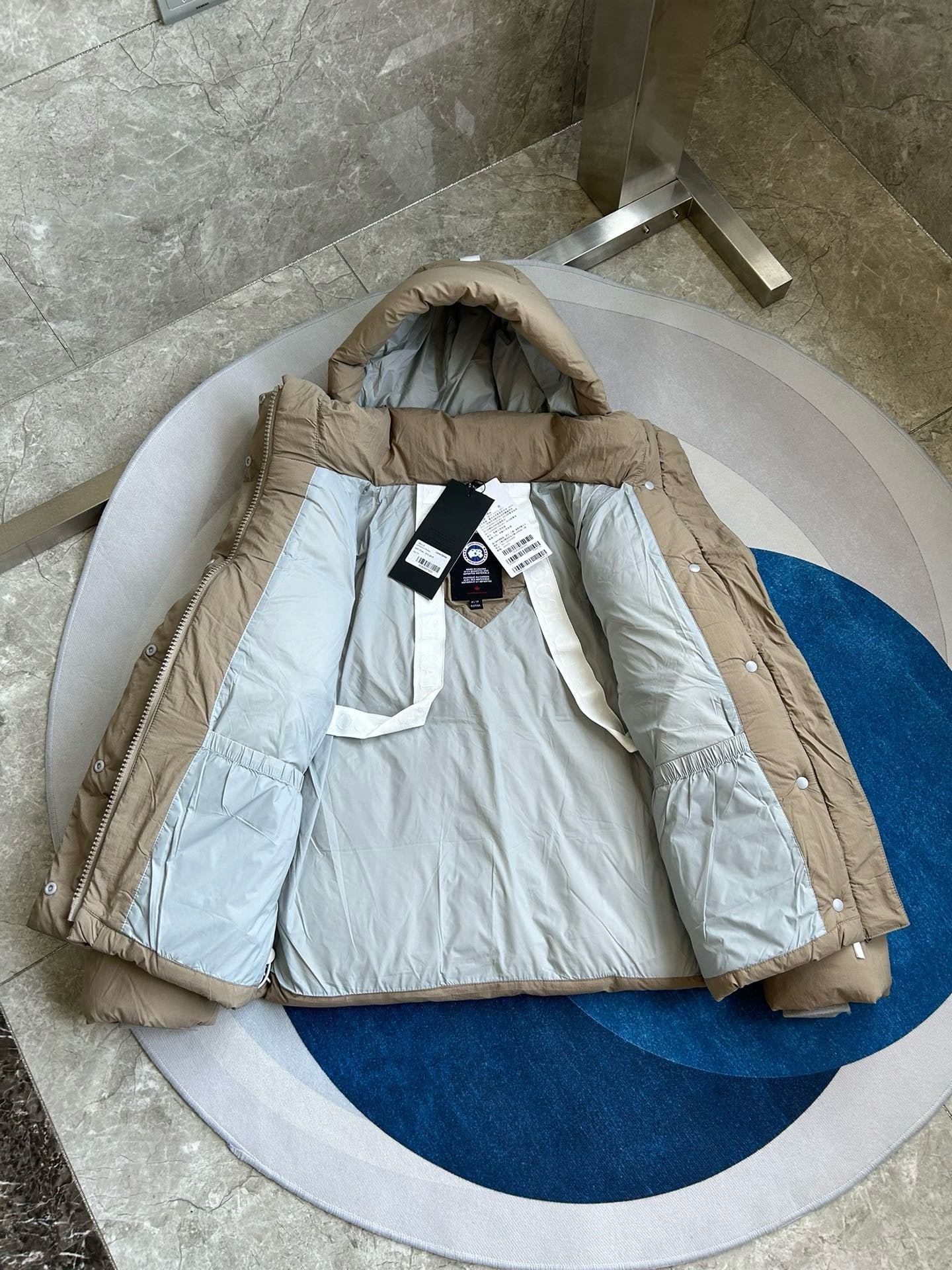 Weiße, khakifarbene, hellrosa und graue Jacke