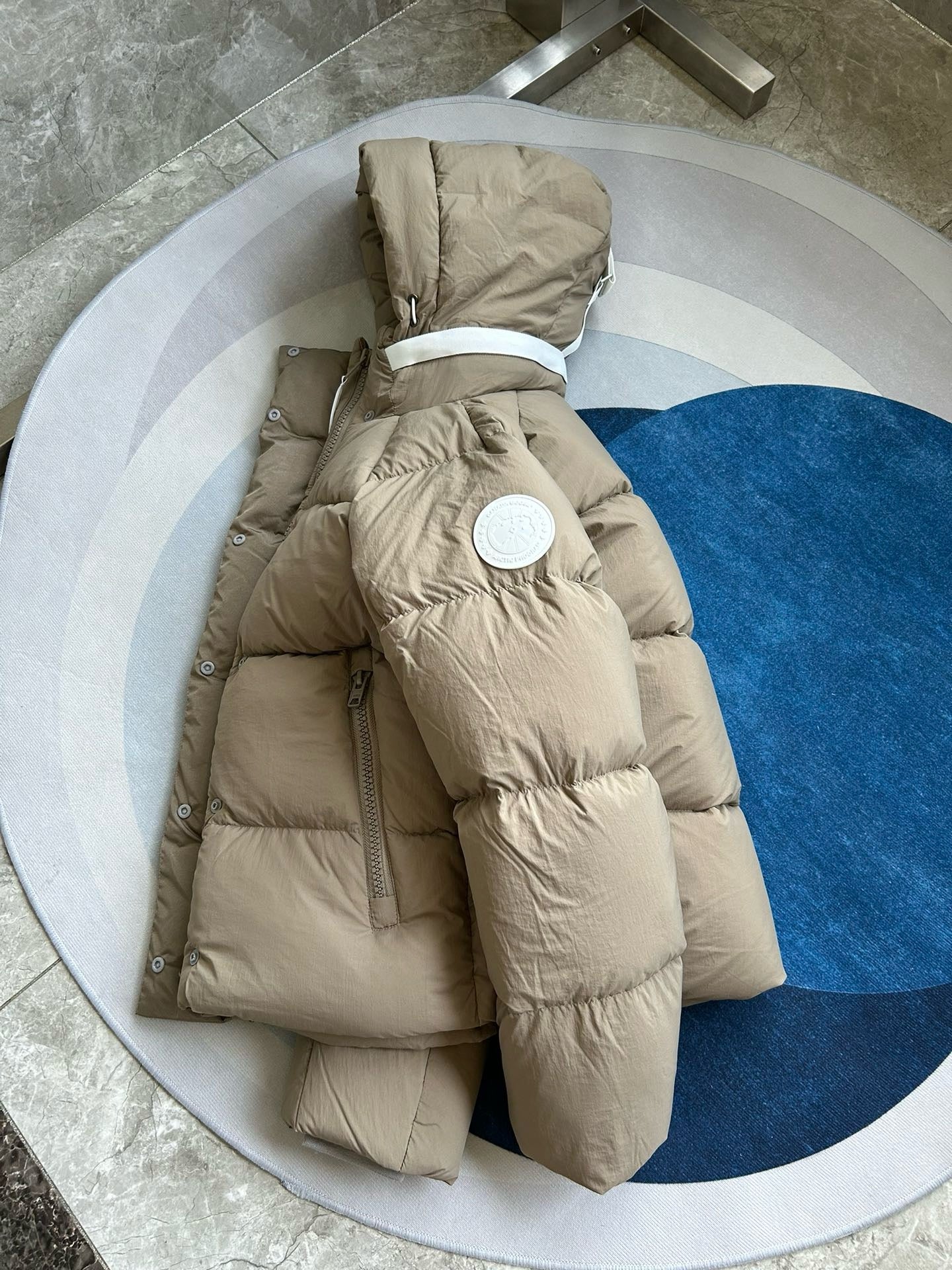 Weiße, khakifarbene, hellrosa und graue Jacke