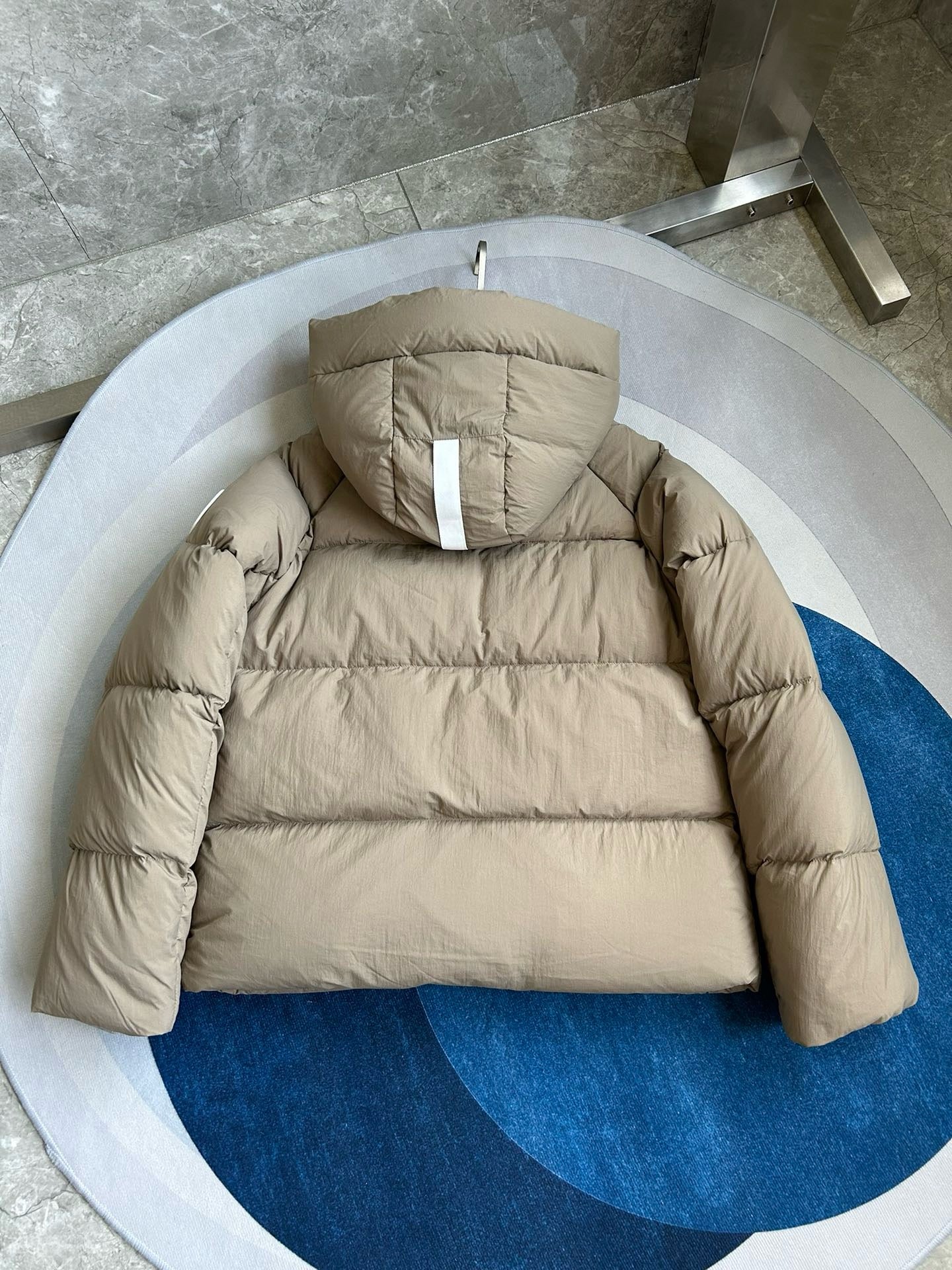 Weiße, khakifarbene, hellrosa und graue Jacke