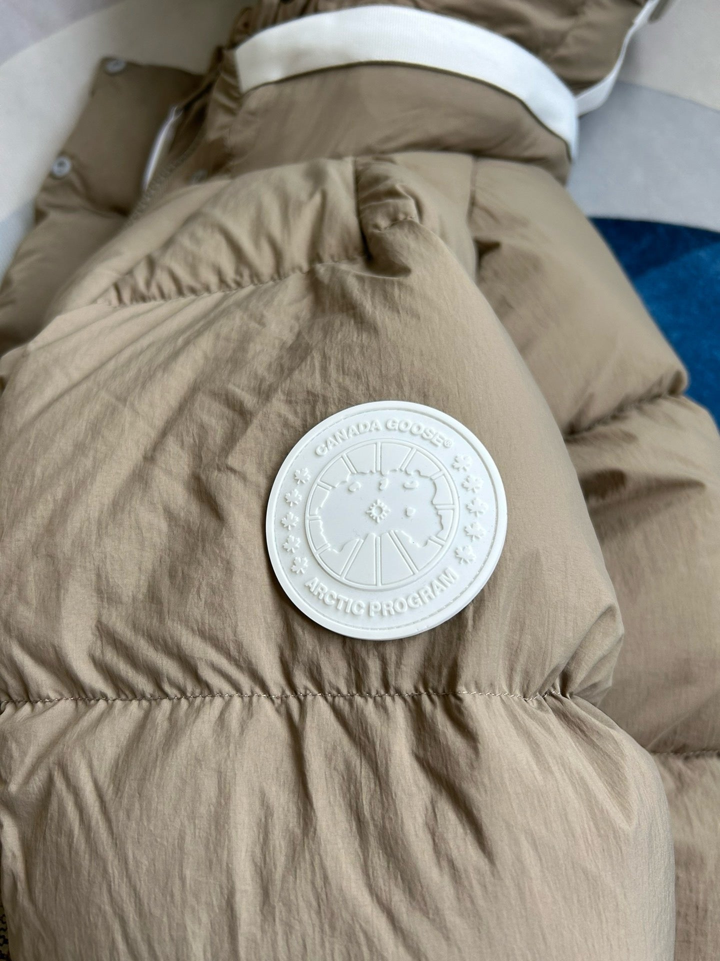 Weiße, khakifarbene, hellrosa und graue Jacke