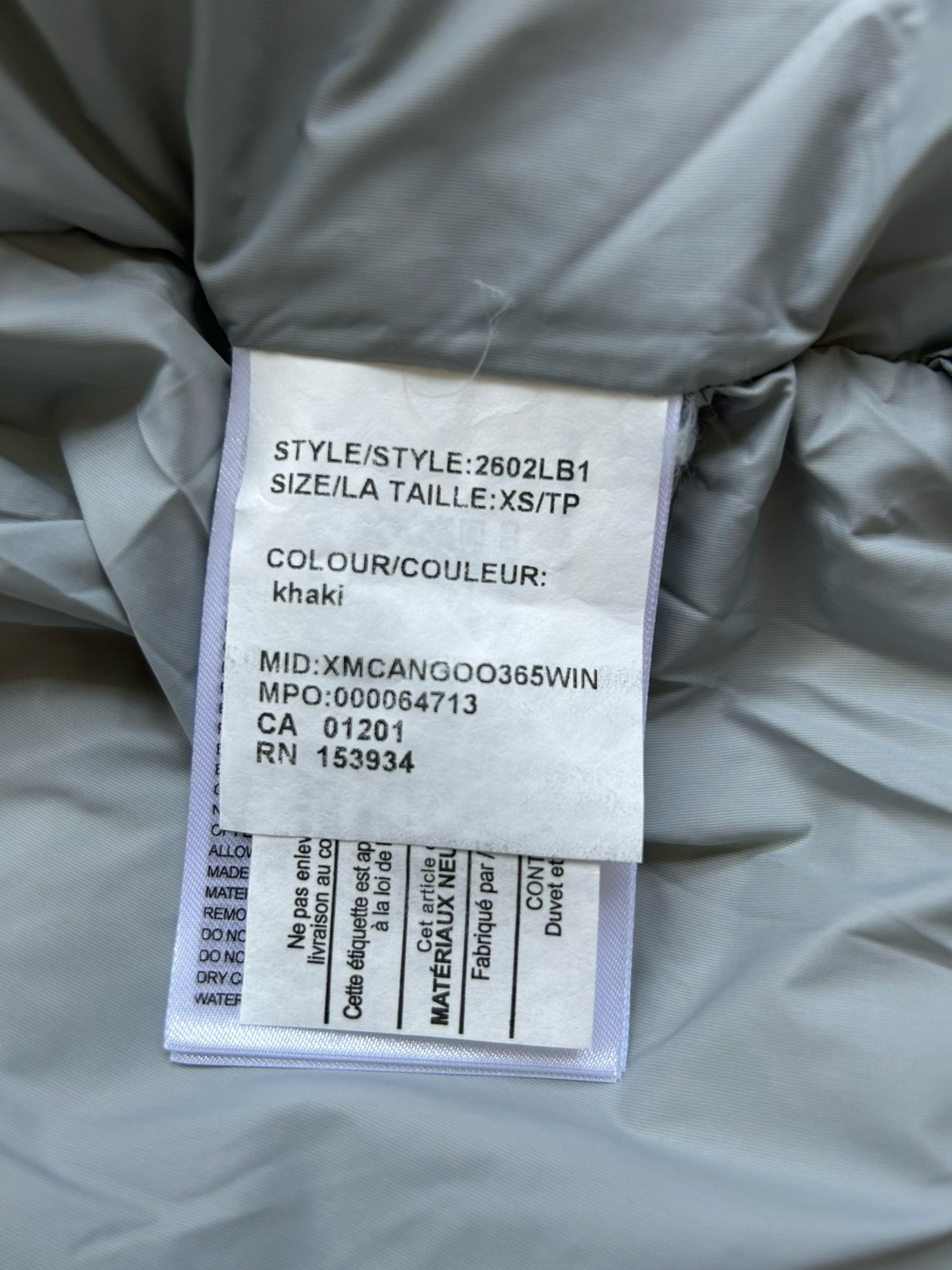 Weiße, khakifarbene, hellrosa und graue Jacke