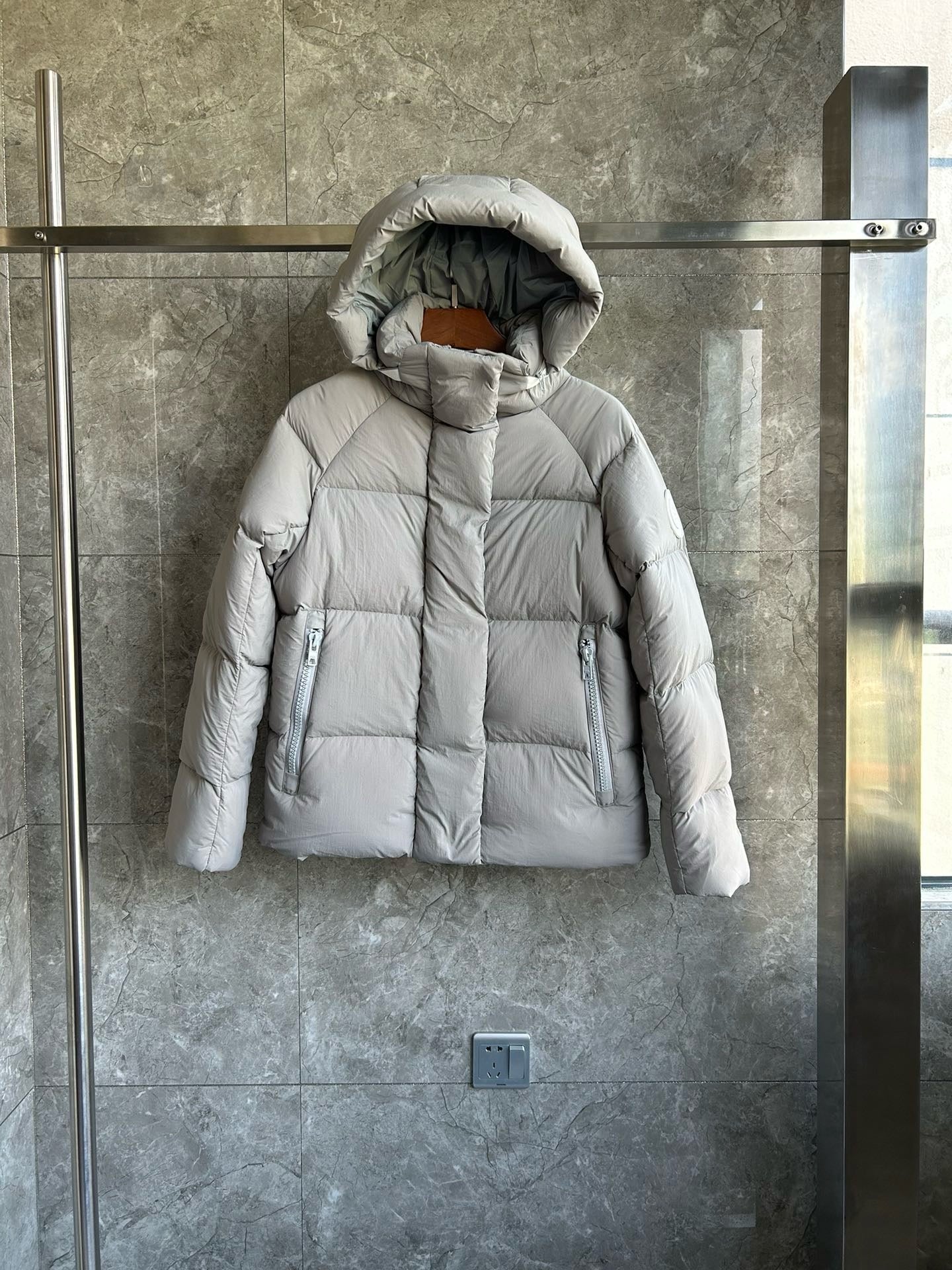 Weiße, khakifarbene, hellrosa und graue Jacke