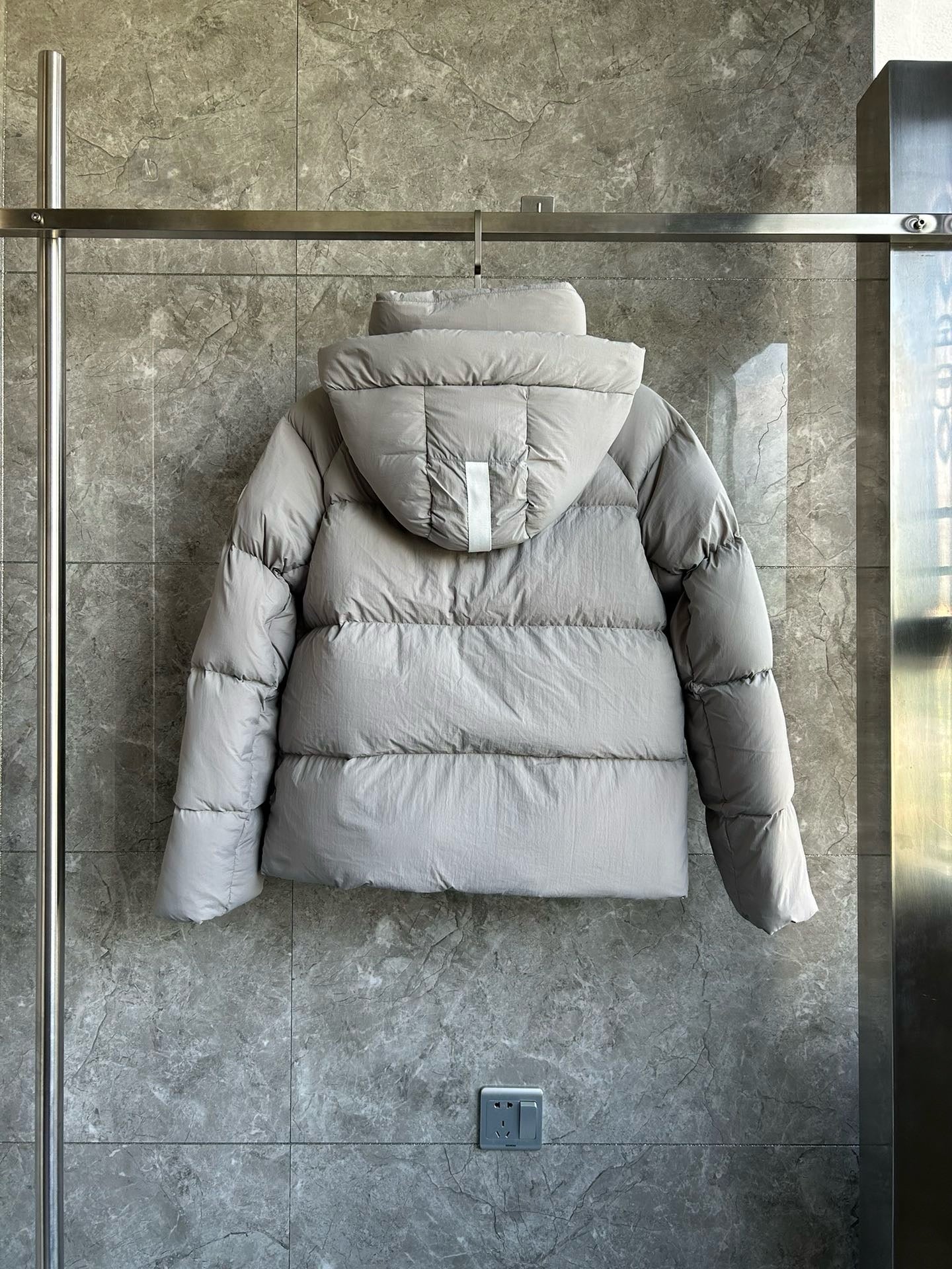 Weiße, khakifarbene, hellrosa und graue Jacke