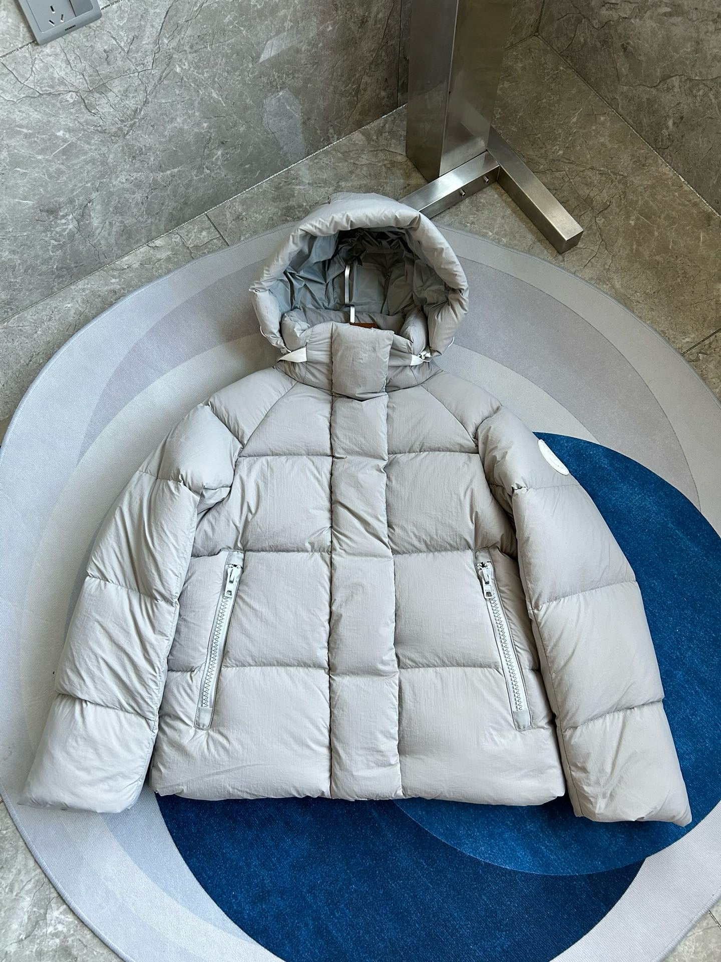Weiße, khakifarbene, hellrosa und graue Jacke
