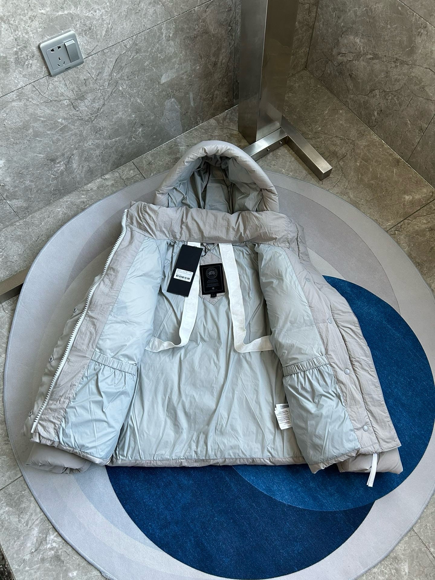 Weiße, khakifarbene, hellrosa und graue Jacke