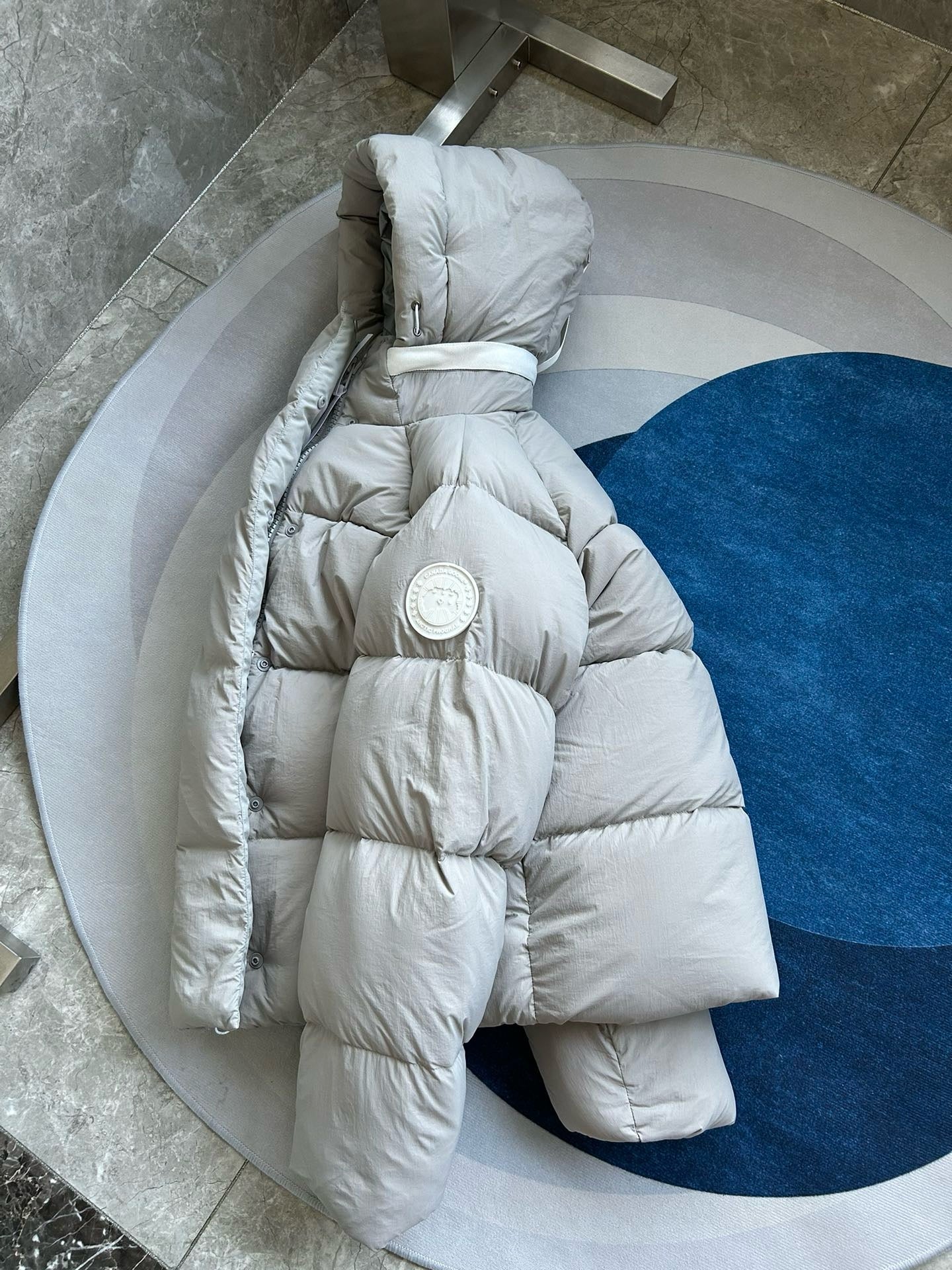 Weiße, khakifarbene, hellrosa und graue Jacke