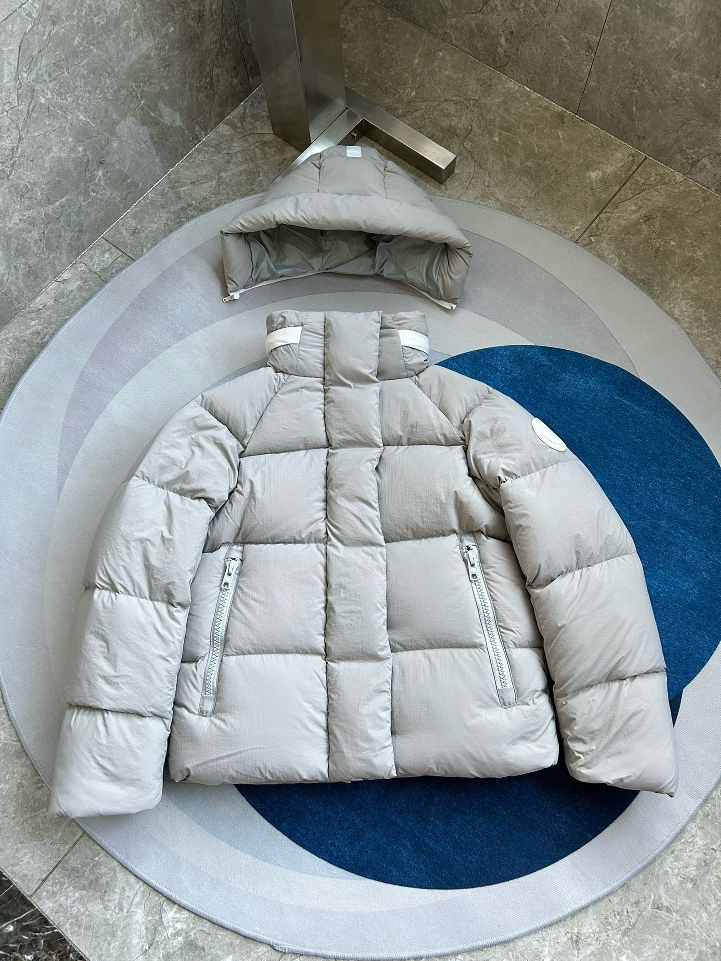 Weiße, khakifarbene, hellrosa und graue Jacke