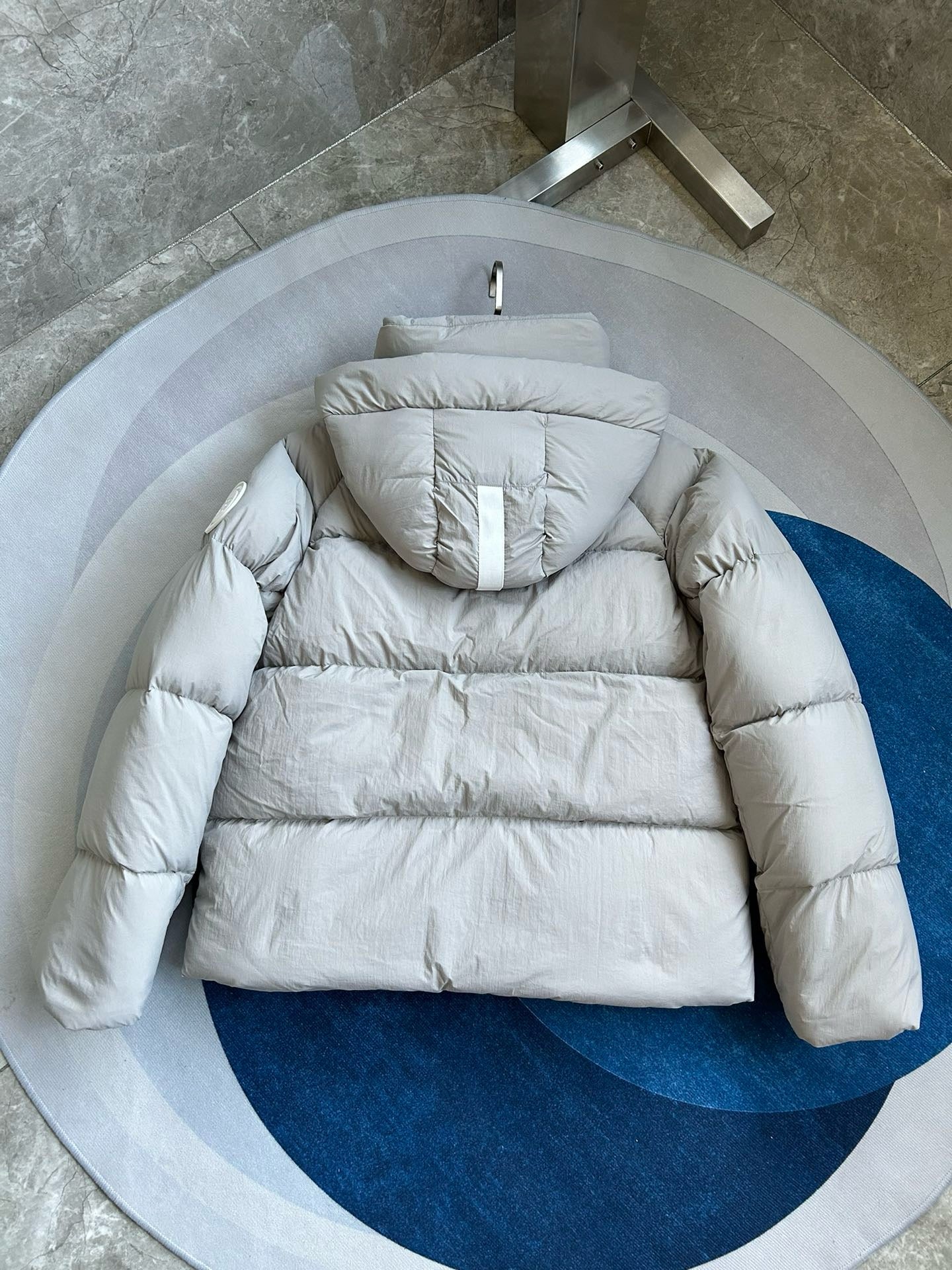 Weiße, khakifarbene, hellrosa und graue Jacke