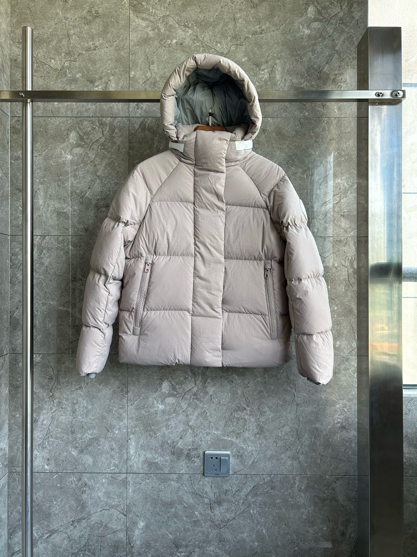 Weiße, khakifarbene, hellrosa und graue Jacke