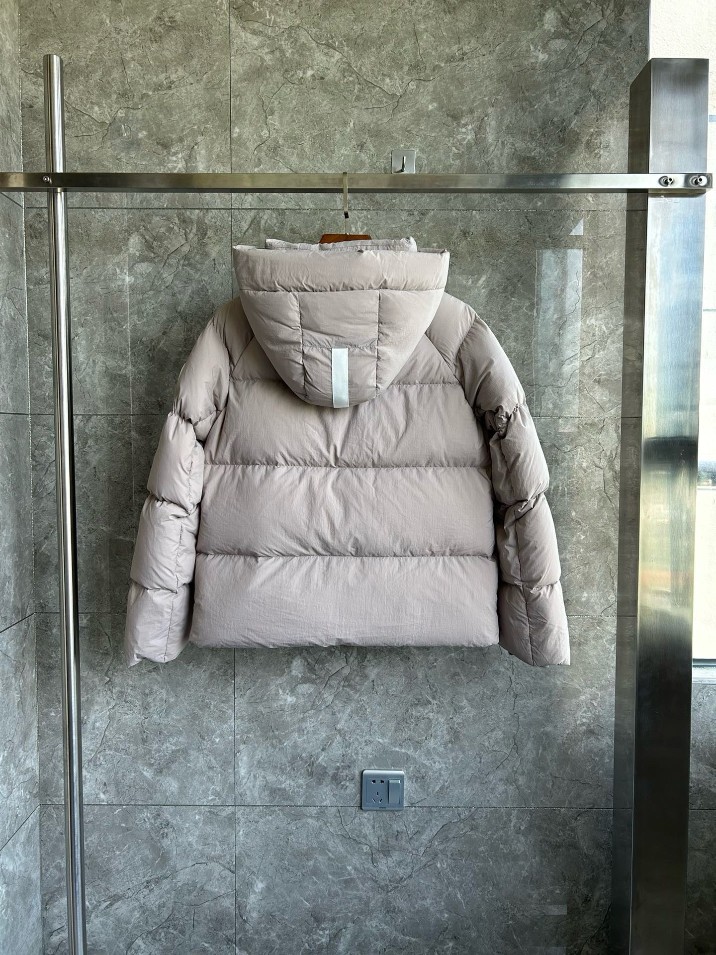 Weiße, khakifarbene, hellrosa und graue Jacke