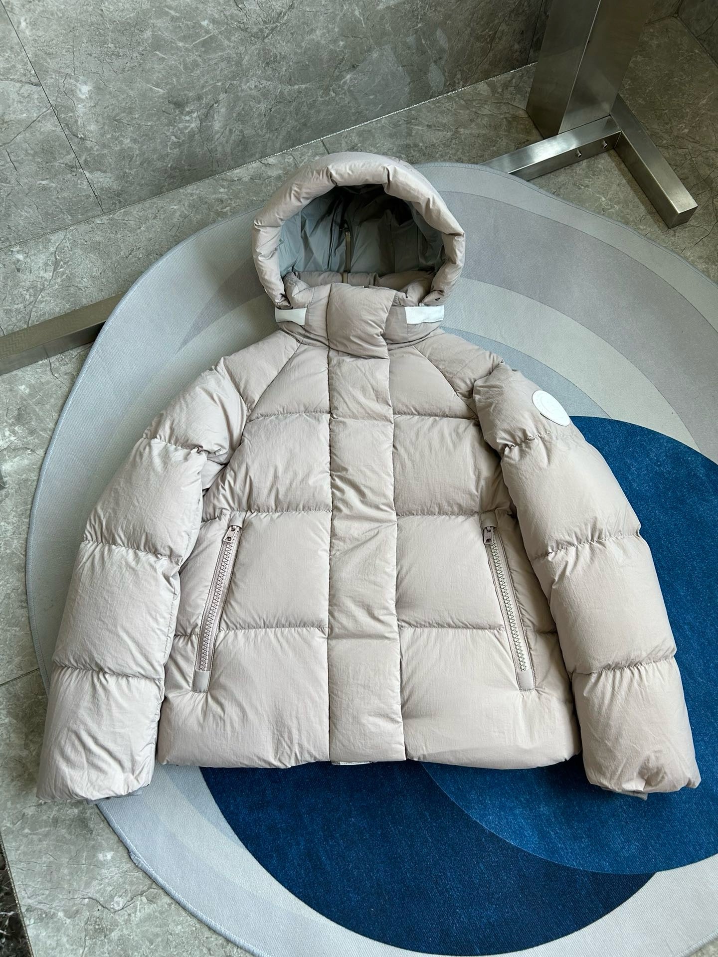 Weiße, khakifarbene, hellrosa und graue Jacke