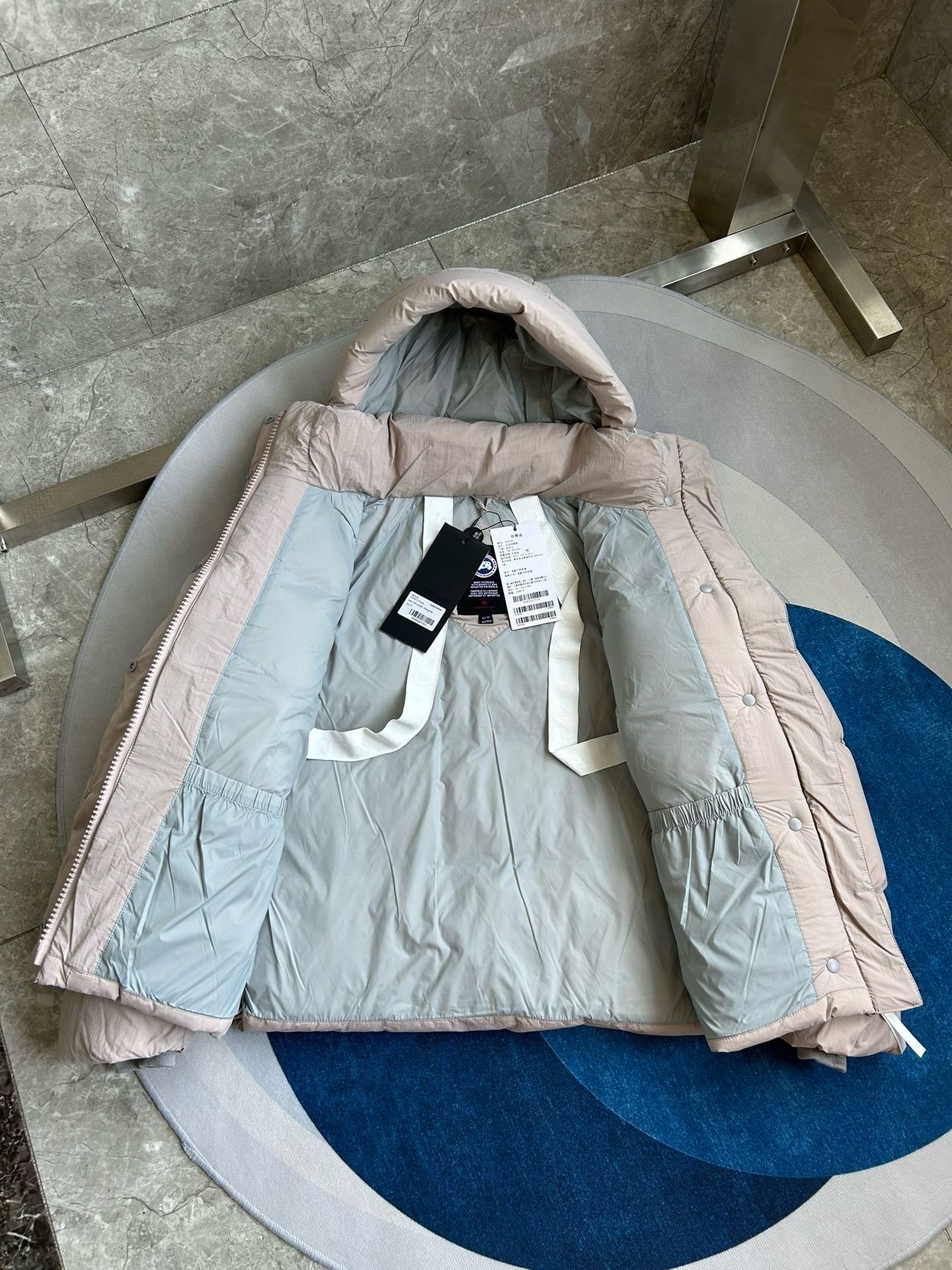 Weiße, khakifarbene, hellrosa und graue Jacke
