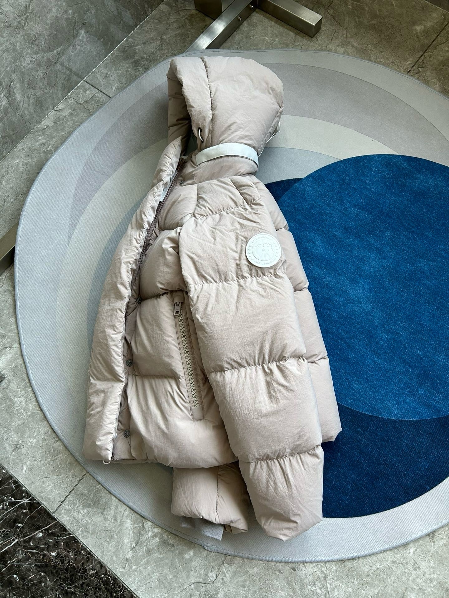 Weiße, khakifarbene, hellrosa und graue Jacke