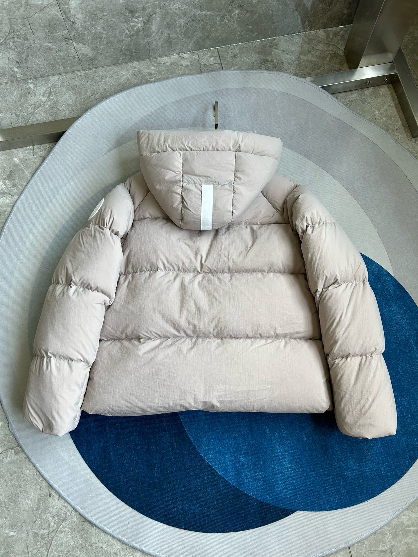 Weiße, khakifarbene, hellrosa und graue Jacke
