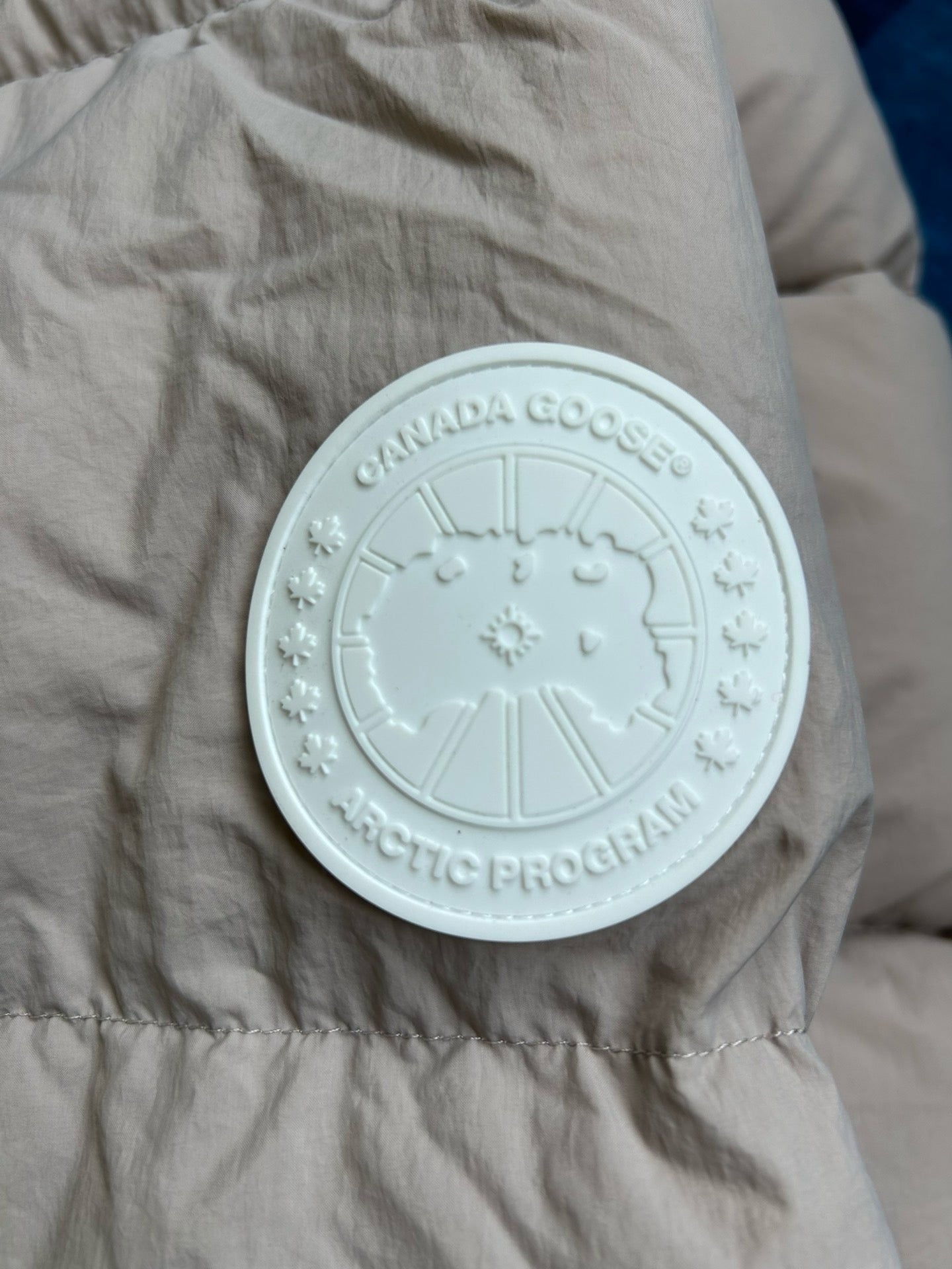Weiße, khakifarbene, hellrosa und graue Jacke