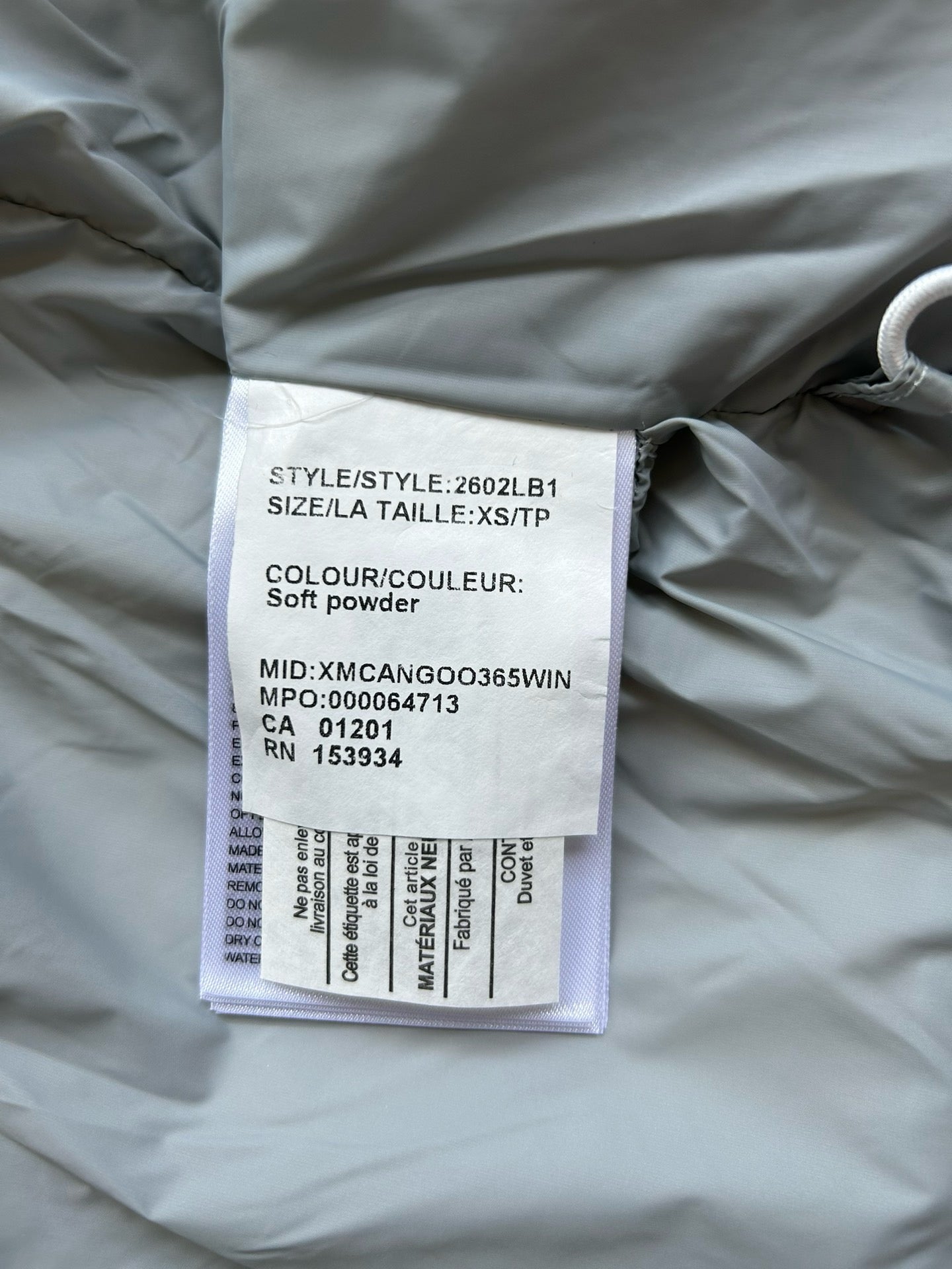 Weiße, khakifarbene, hellrosa und graue Jacke