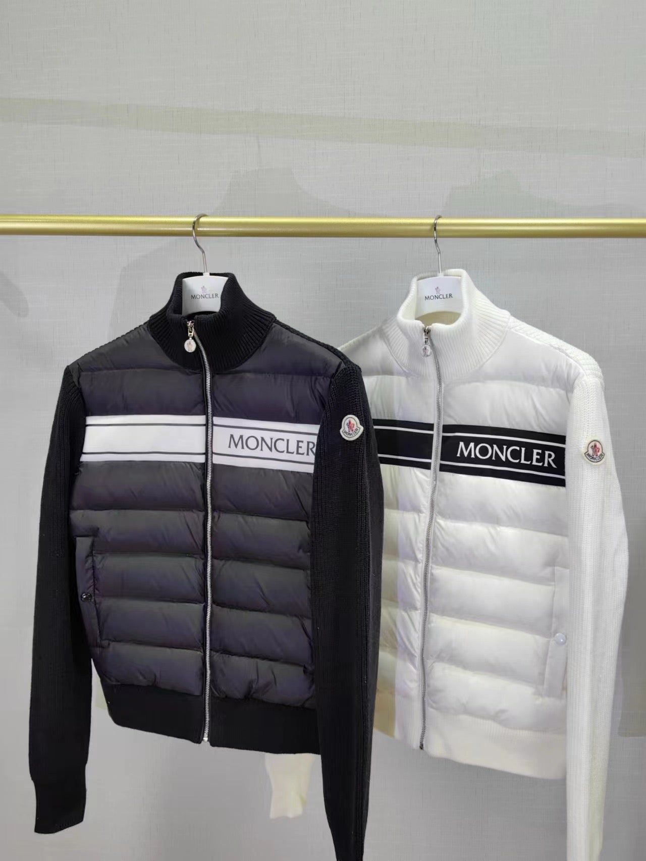 Schwarze und weiße Jacke