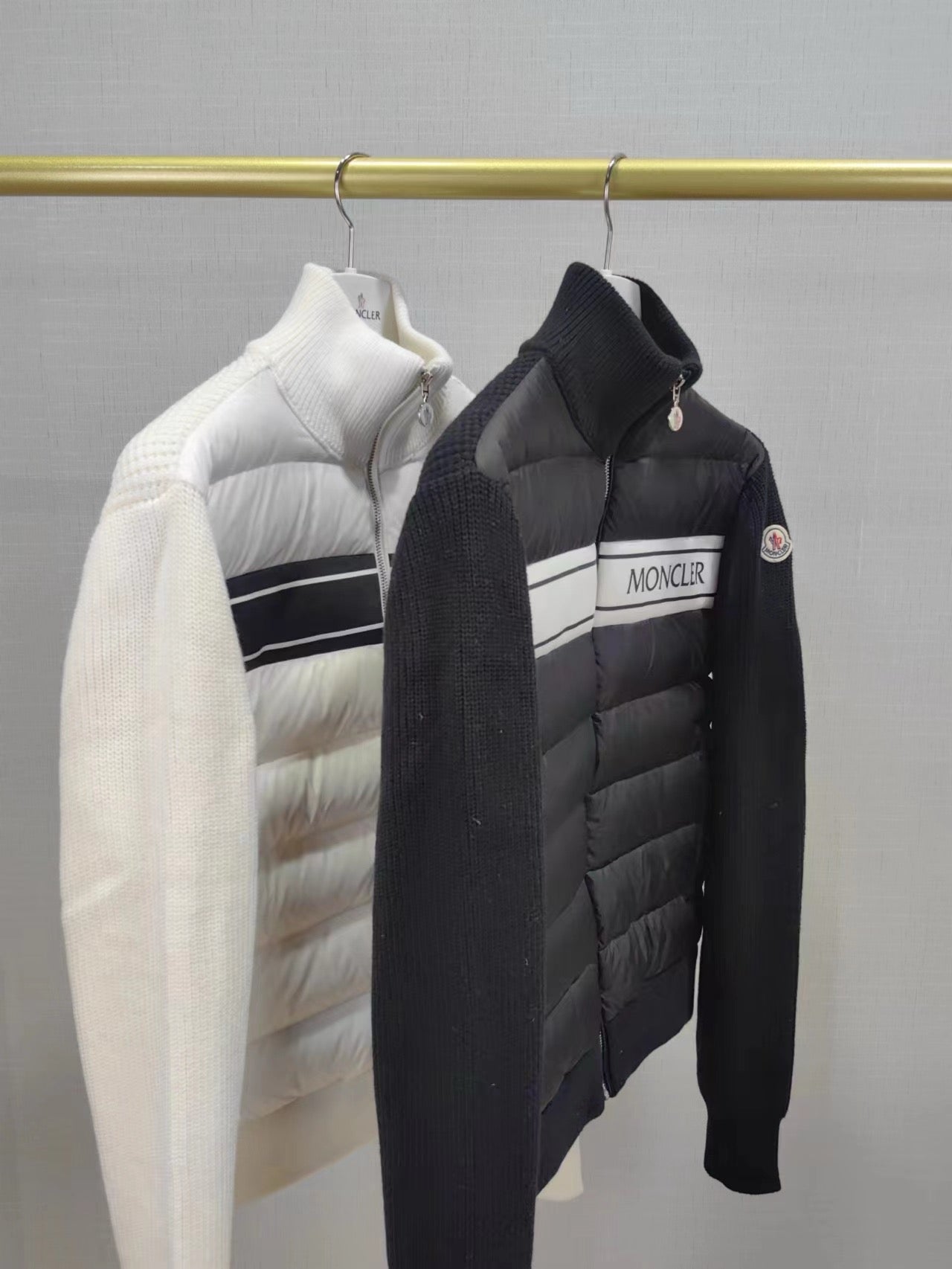 Schwarze und weiße Jacke