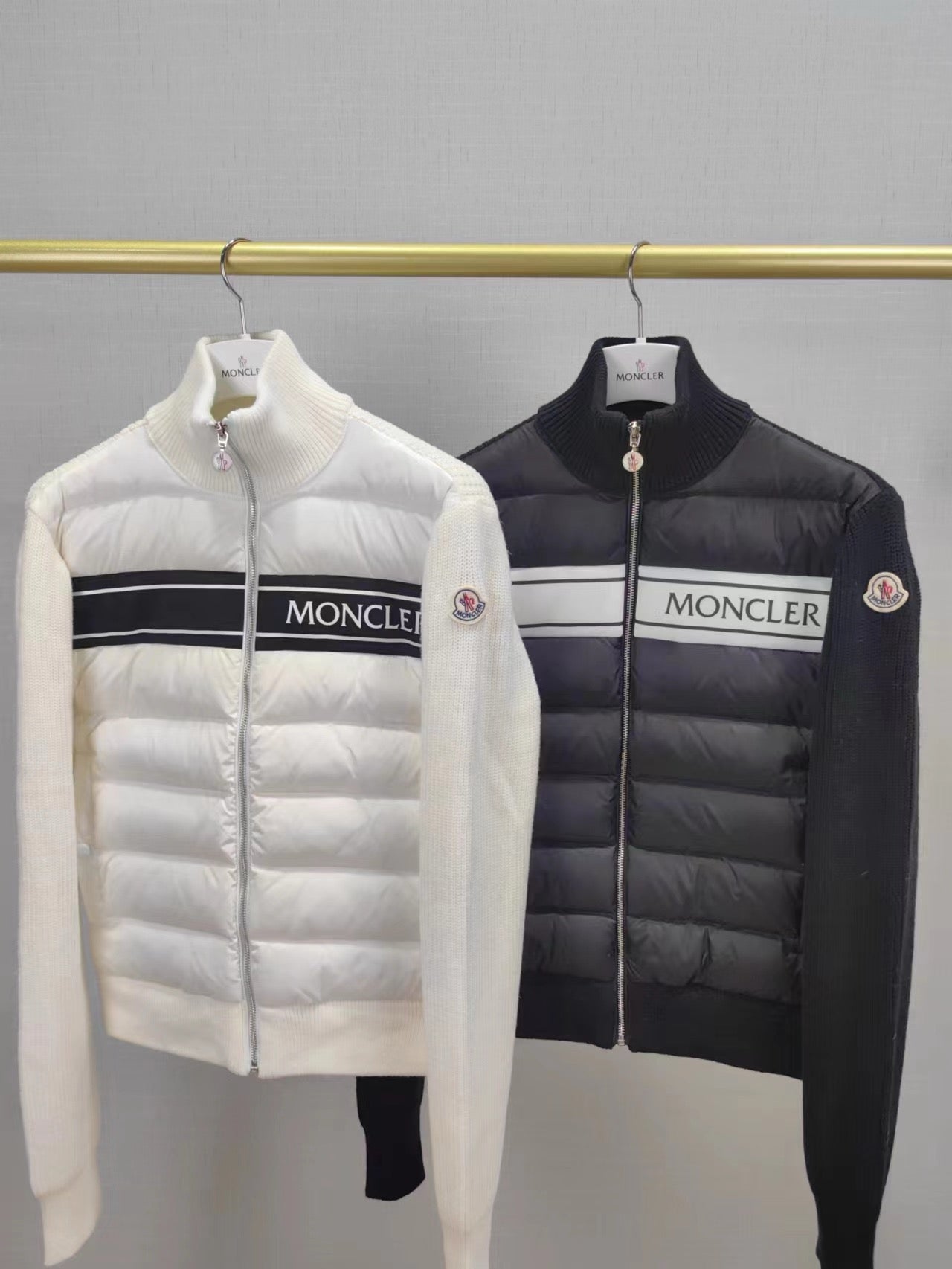 Schwarze und weiße Jacke