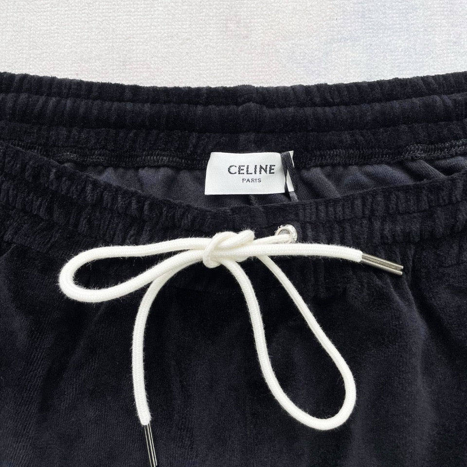 Schwarze und grüne Hose