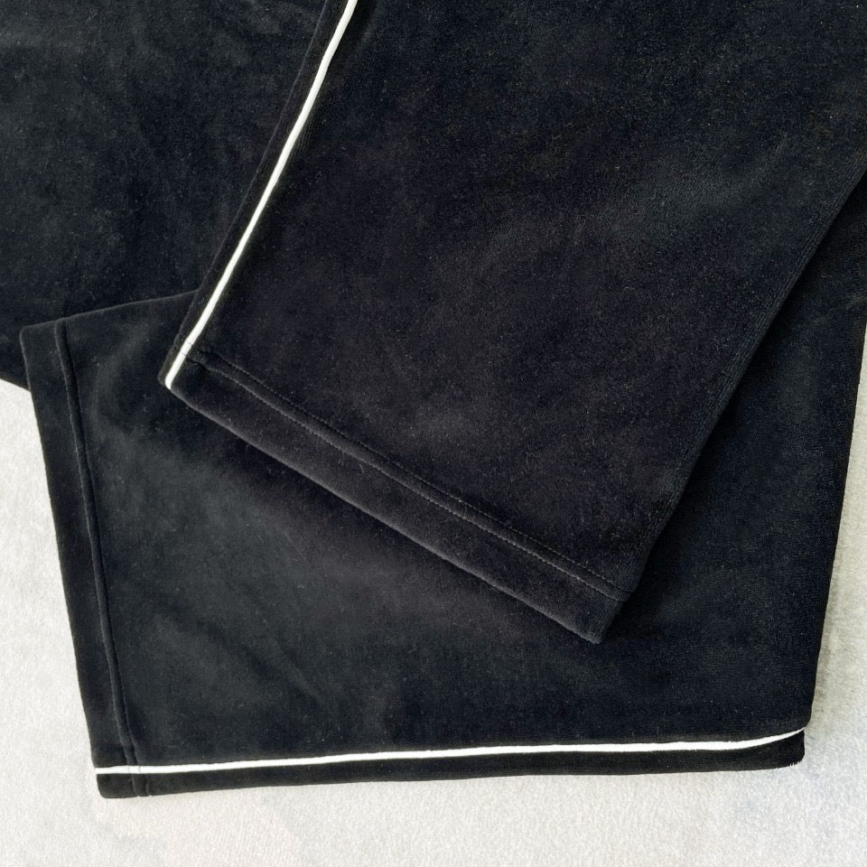 Schwarze und grüne Hose