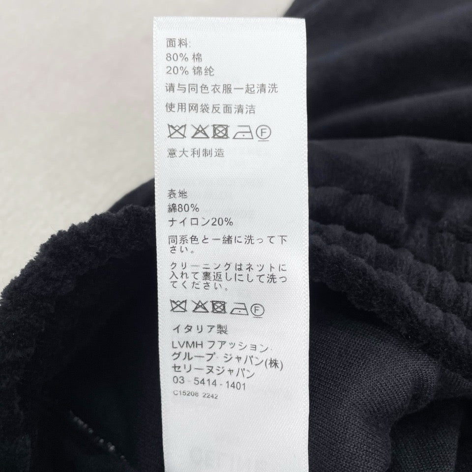 Schwarze und grüne Hose