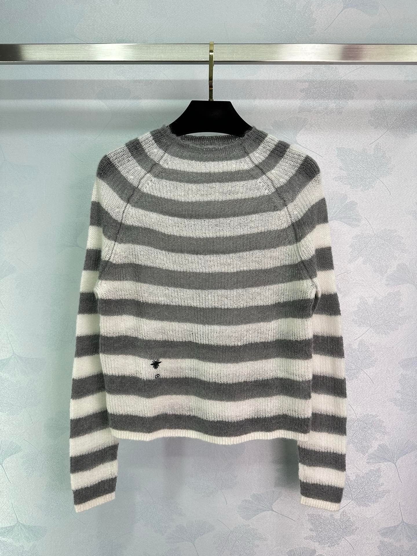 Grauweißes Sweatshirt (Marke ?)