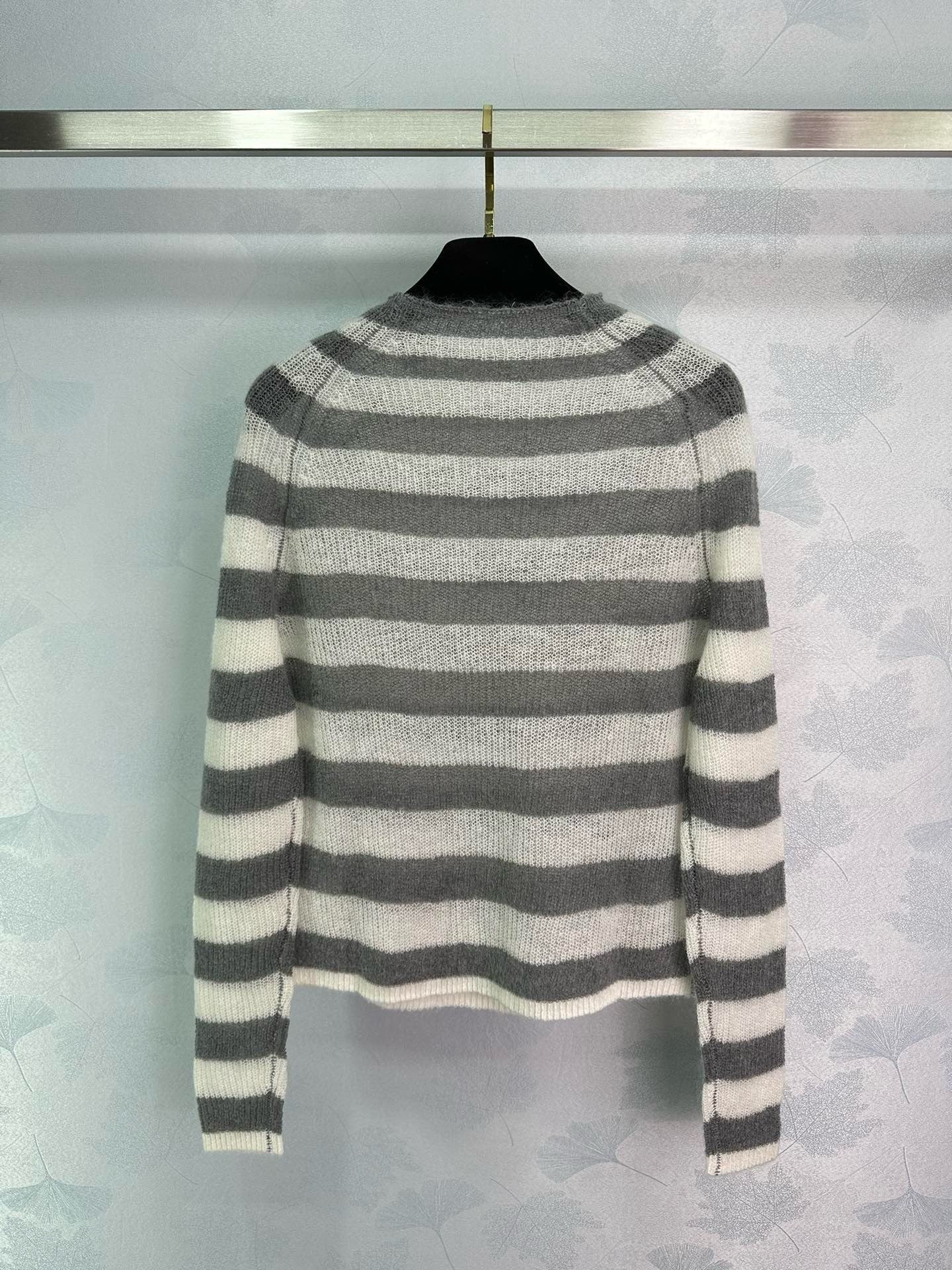 Grauweißes Sweatshirt (Marke ?)