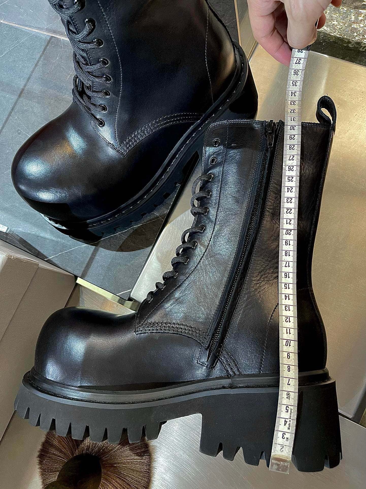 Schwarze Schuhe