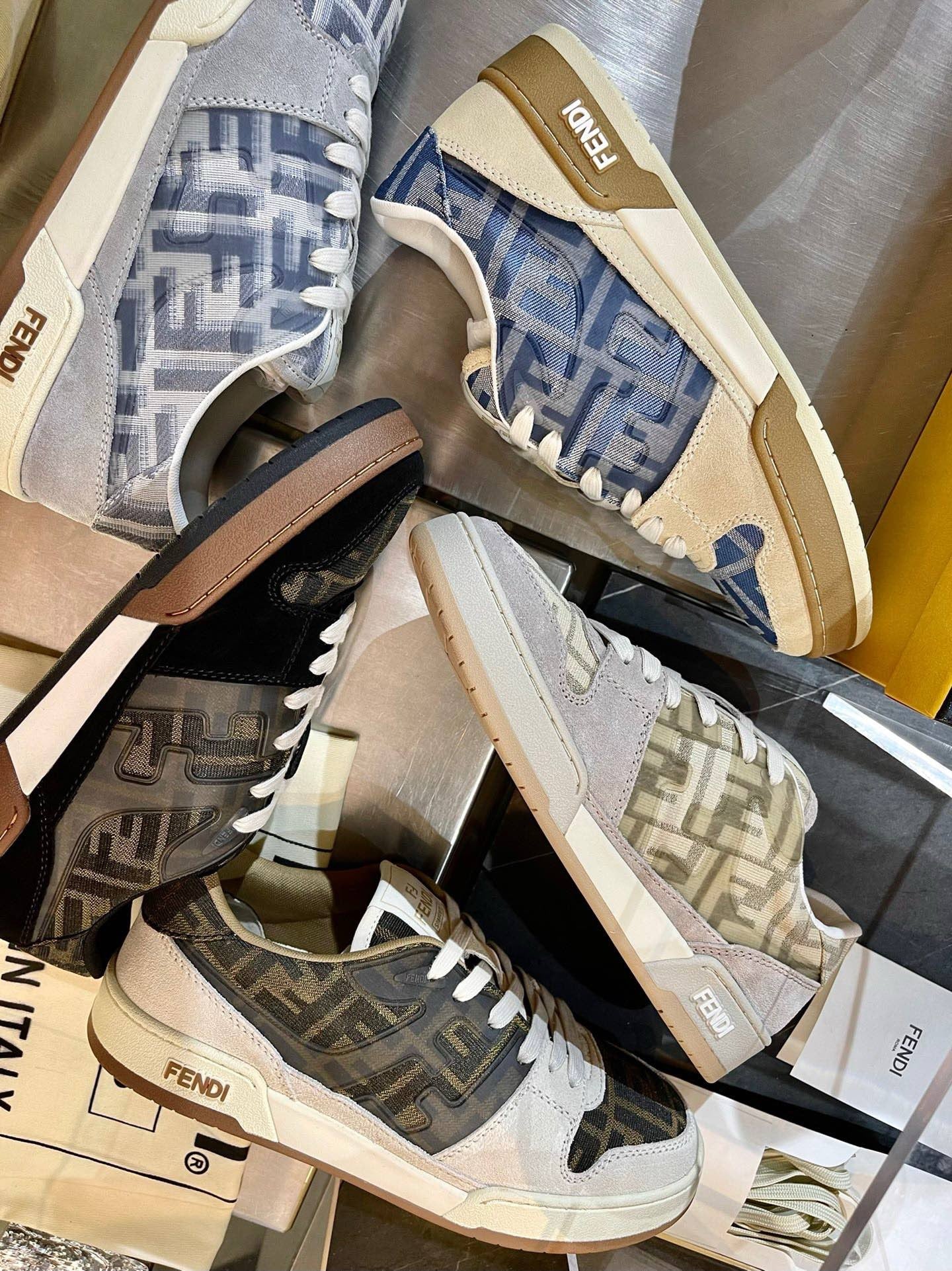 أحذية متعددة الألوان