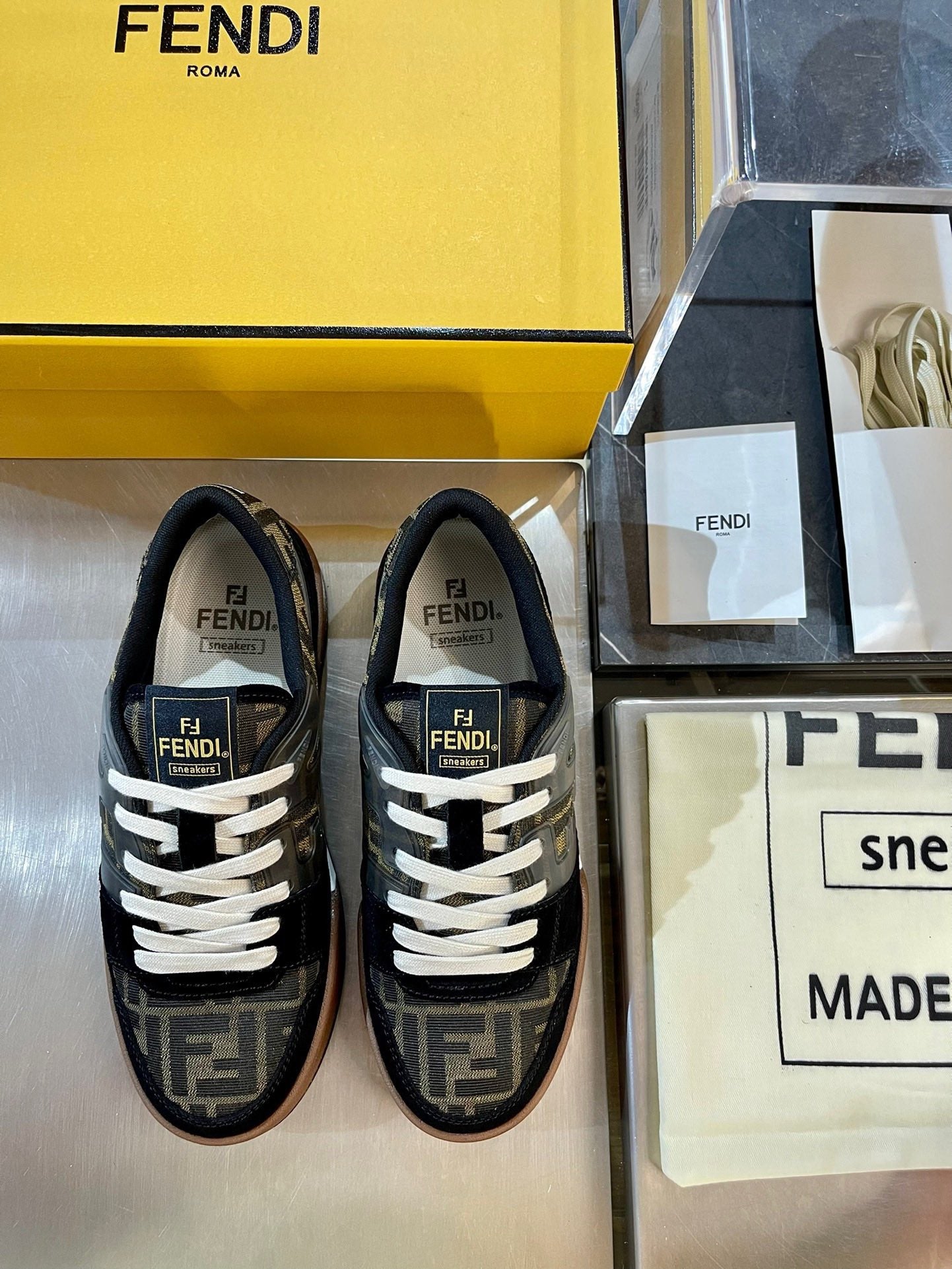 أحذية متعددة الألوان