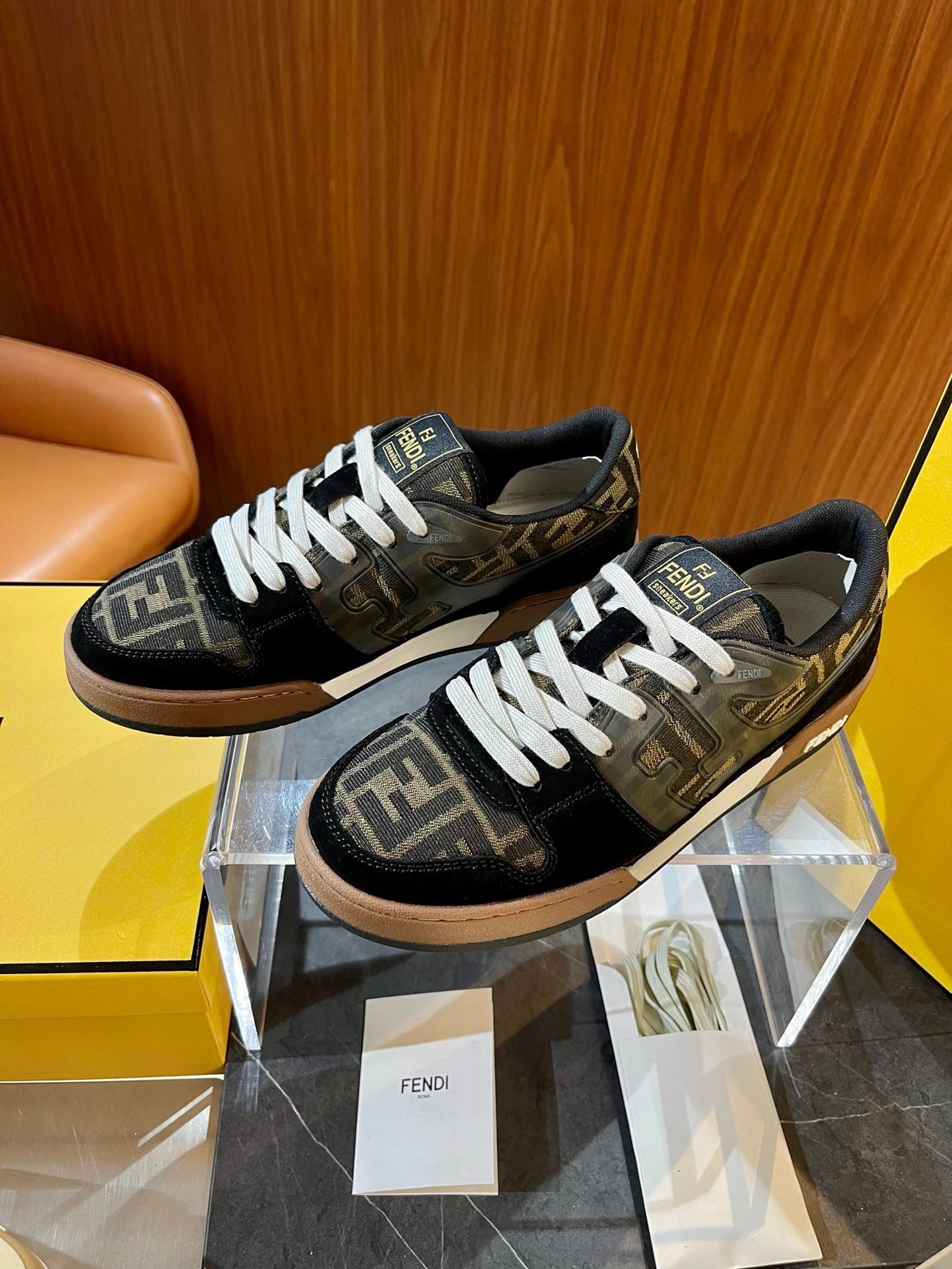 أحذية متعددة الألوان