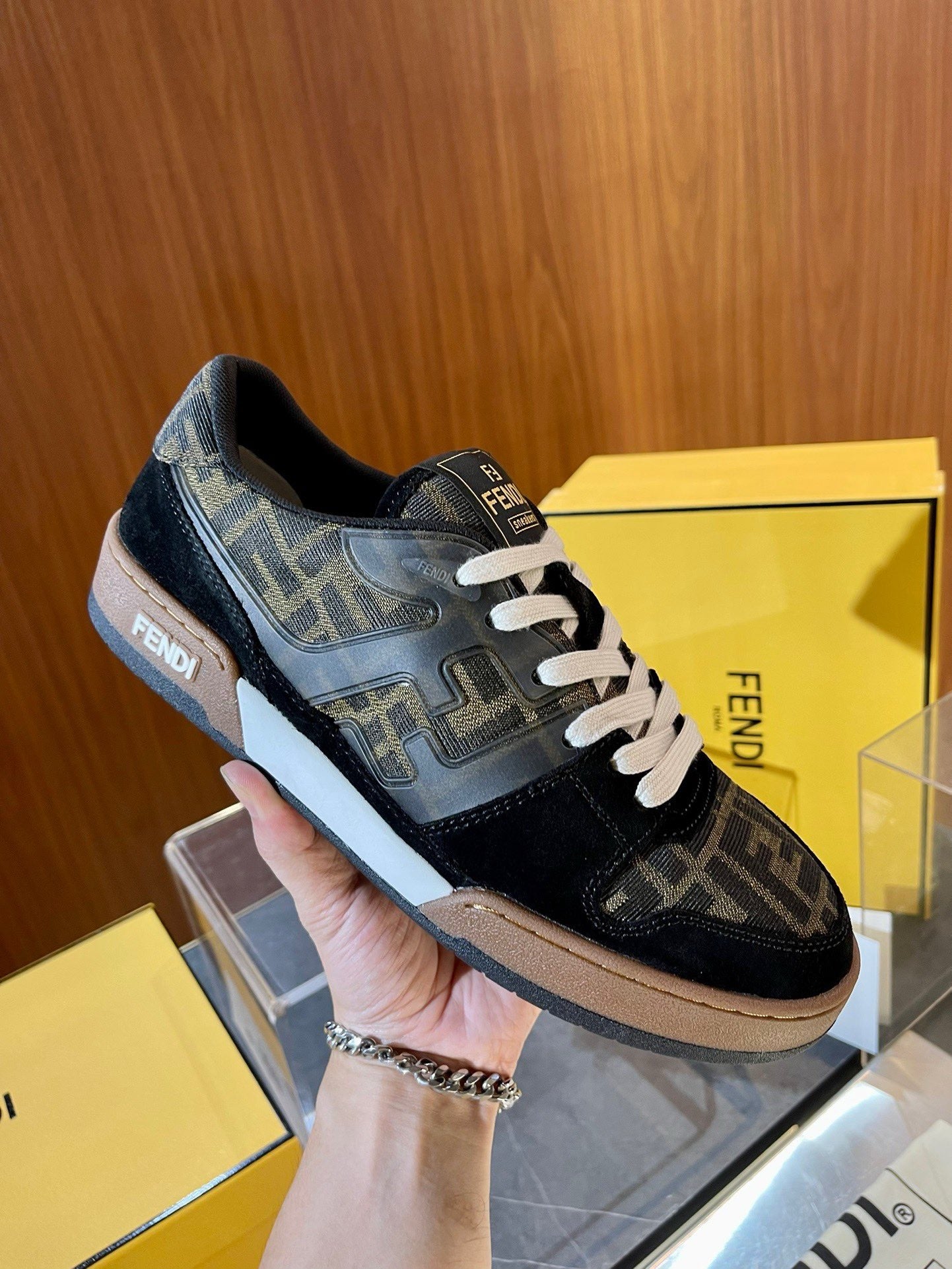 أحذية متعددة الألوان