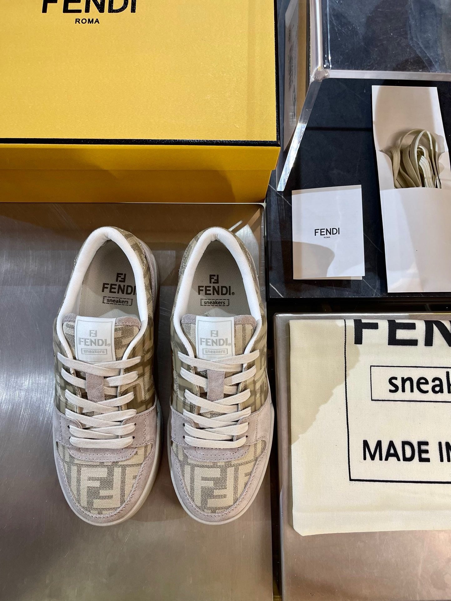 أحذية متعددة الألوان